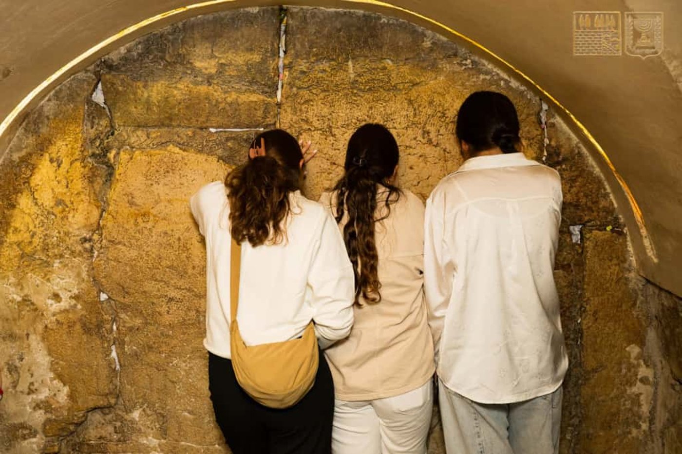 תיעוד מרגש | התצפיתניות ששרדו את שבי חמאס במעמד הסליחות בכותל המערבי