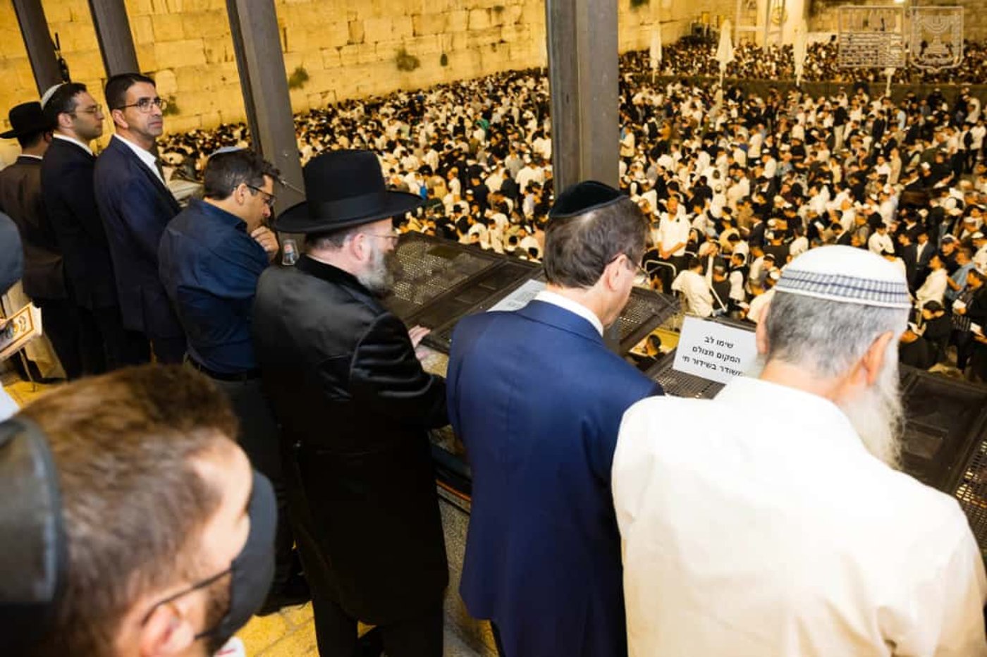 תיעוד מרגש | התצפיתניות ששרדו את שבי חמאס במעמד הסליחות בכותל המערבי