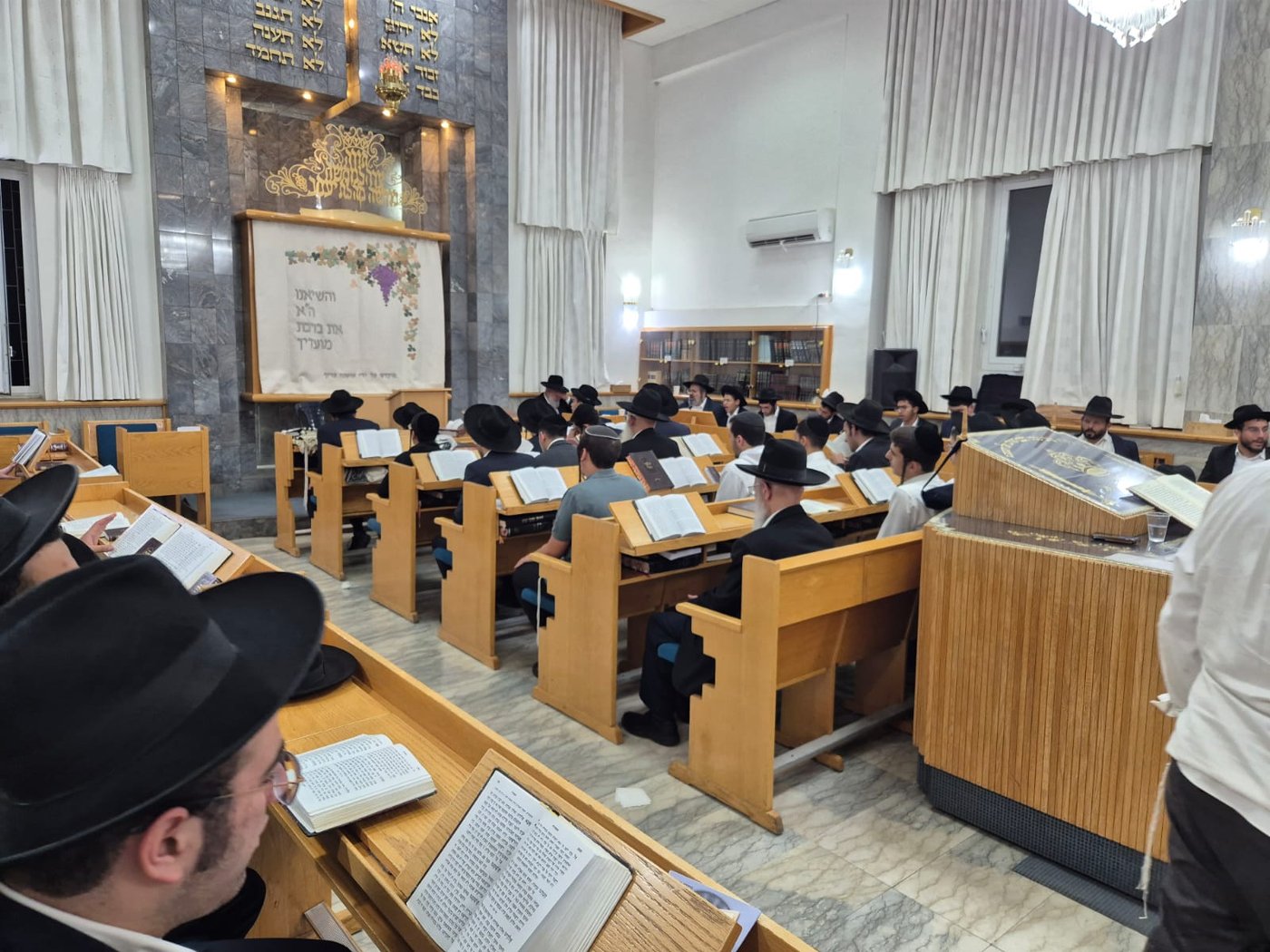 סליחות בבית הכנסת 'מסילת ישרים'