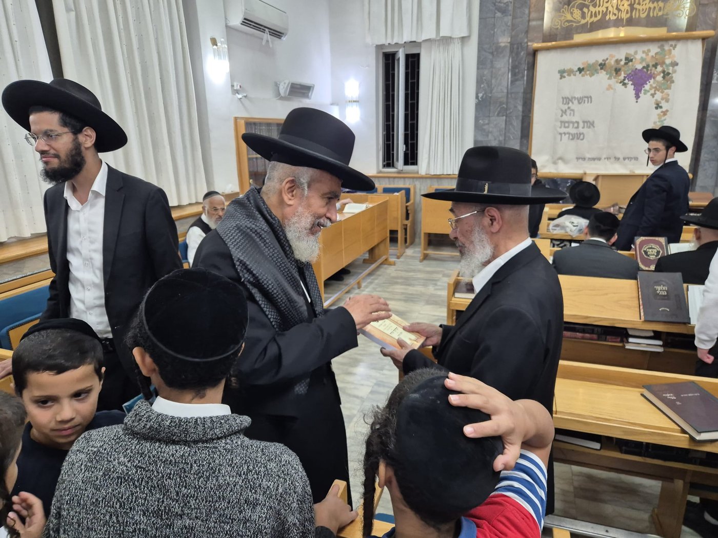 רב ביהכנ"ס מסילת ישרים, הרב יוסף אביני, עם הגאון הגר"י רצאבי