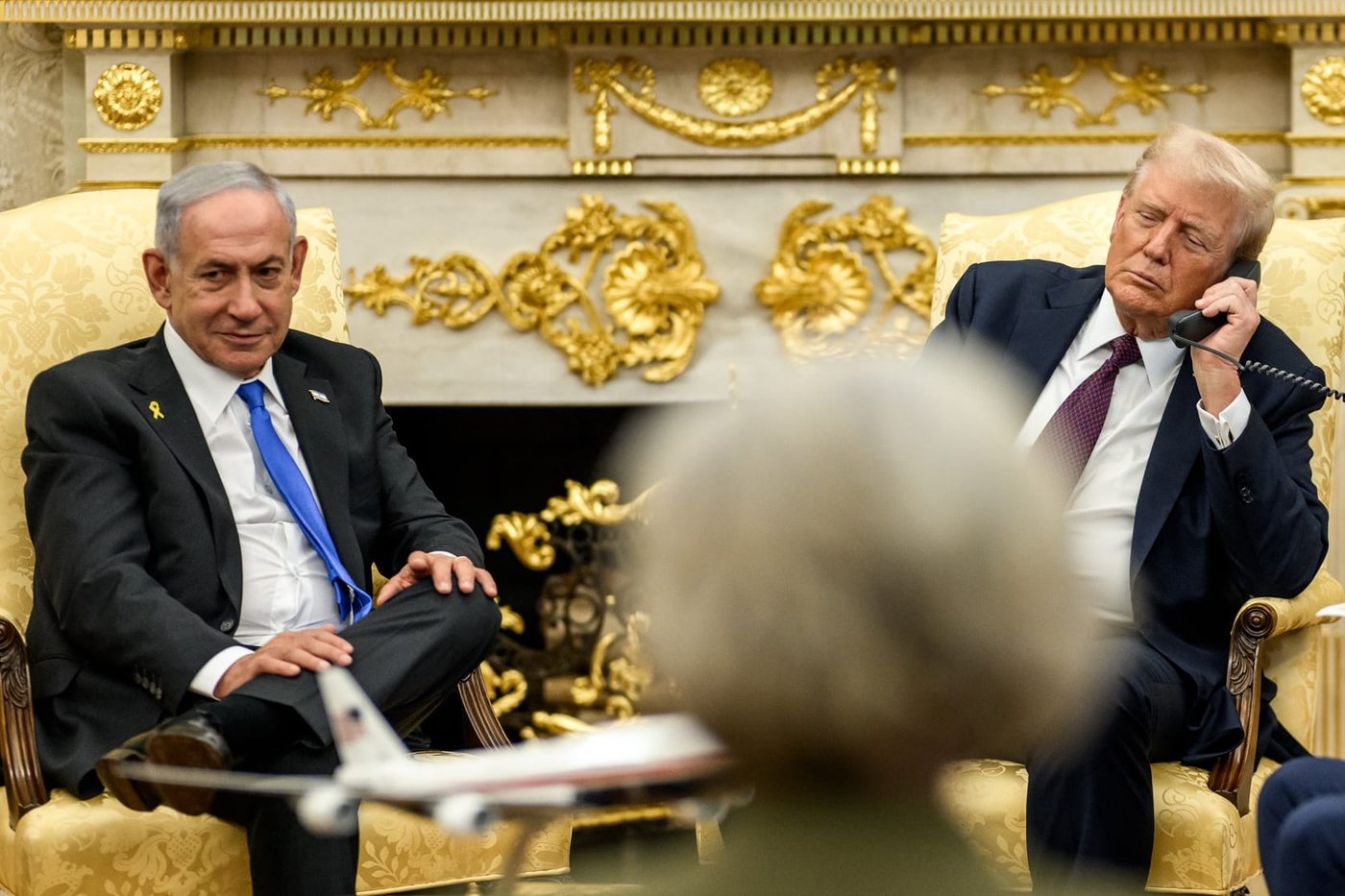 נתניהו וטראמפ כשעל הקו אמיר קטאר