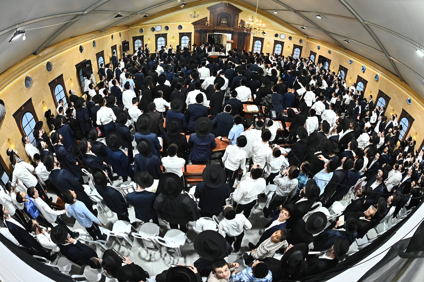 הגאון רבי משה הלל הירש בשיחה בבית השם