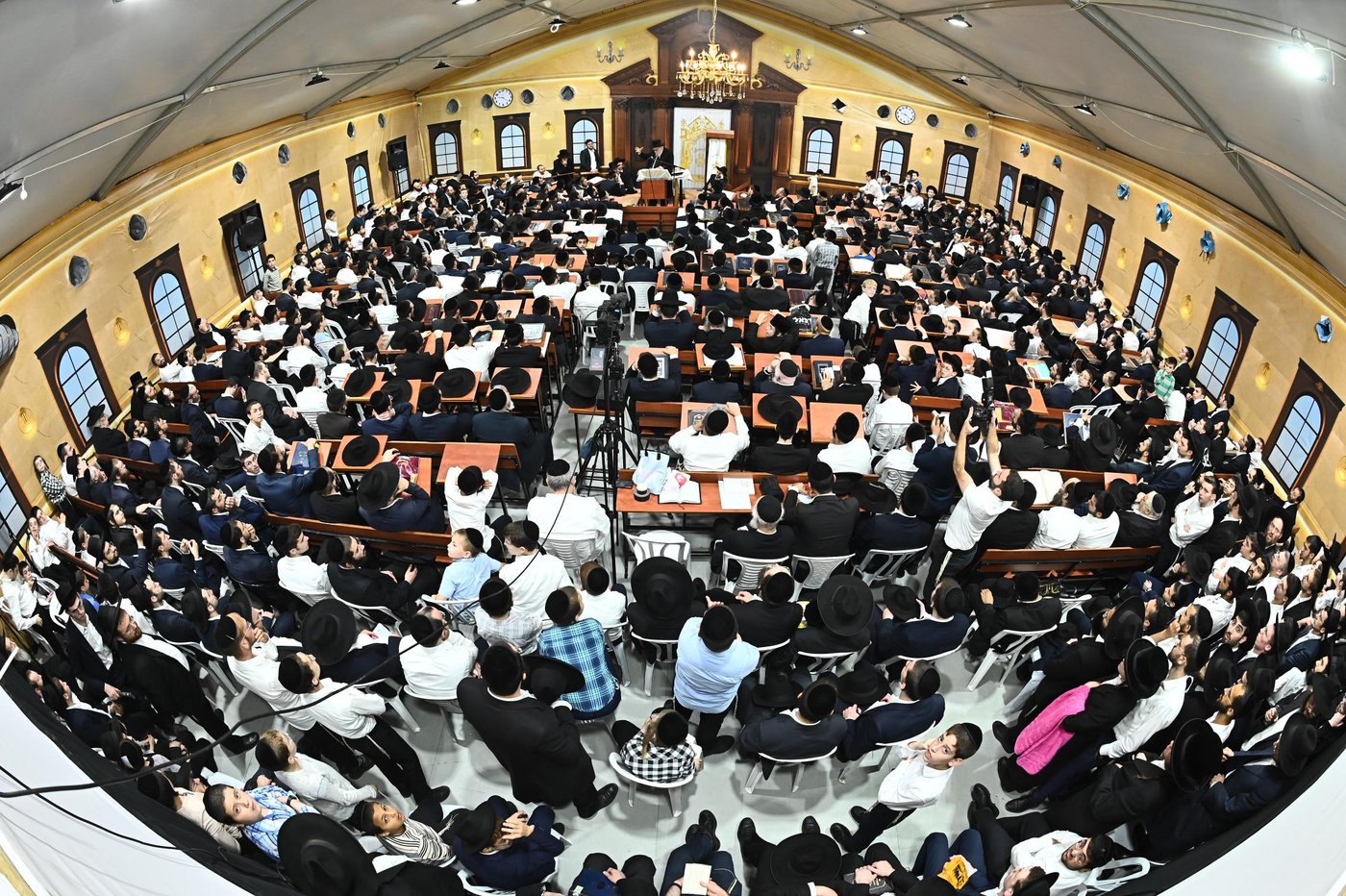 הגאון רבי משה הלל הירש בשיחה בבית השם