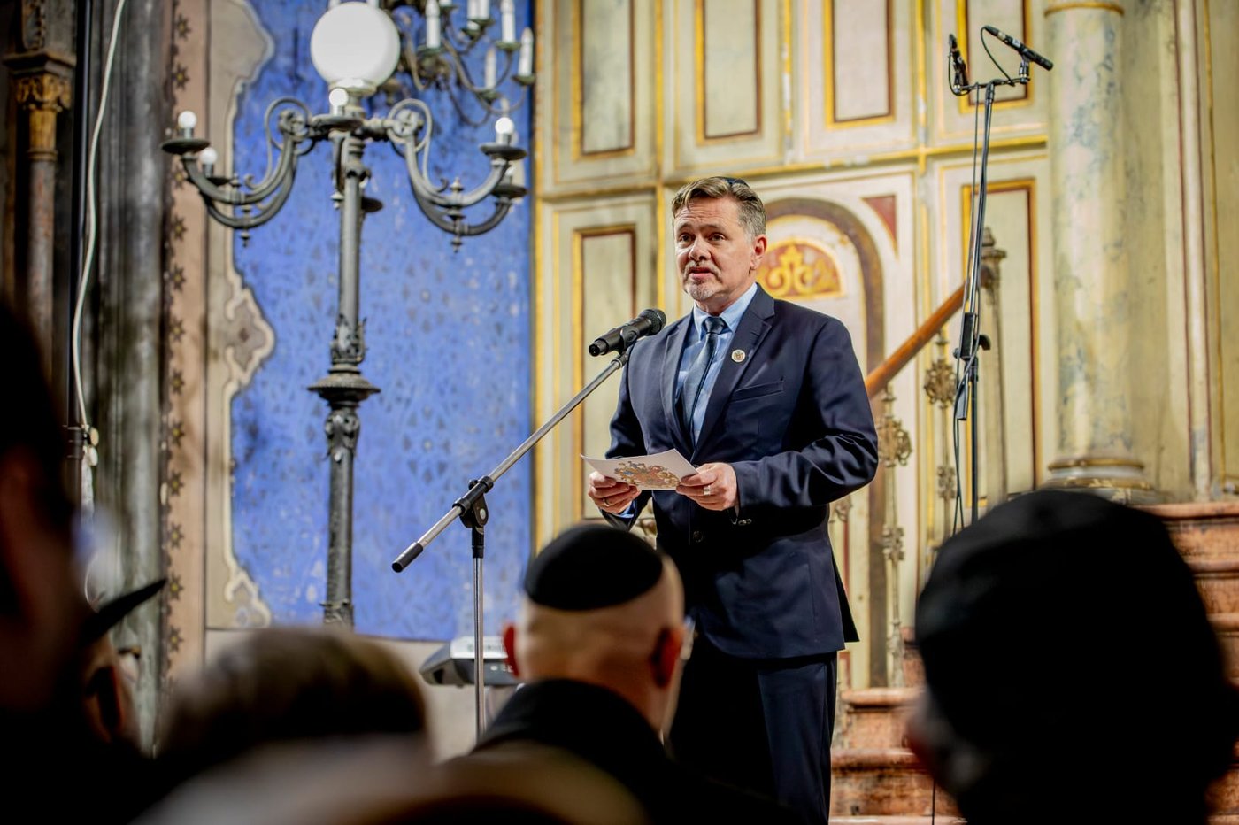 למרות גל השנאה והרדיפה: החגיגה היהודית המוחצנת בלב אירופה