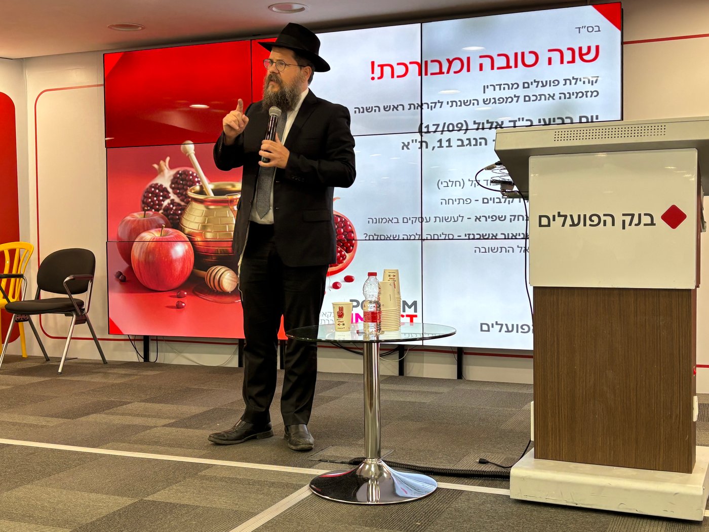 חברי קהילת "פועלים למהדרין" בכינוס חגיגי לקראת החגים