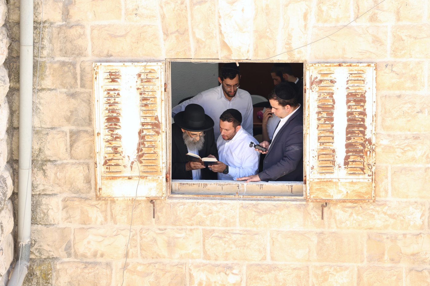 הגאון הרב משה צדקה מסכך את סוכתו