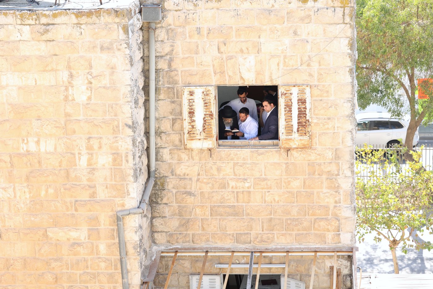 הגאון הרב משה צדקה מסכך את סוכתו