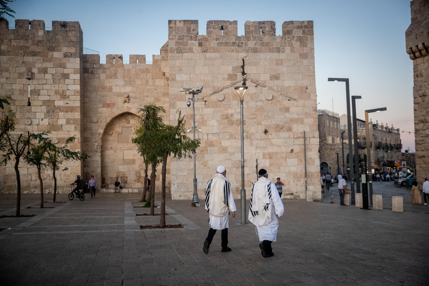 בדחילו ורחימו. הליכה לתפילת ערבית של כיפור בכותל