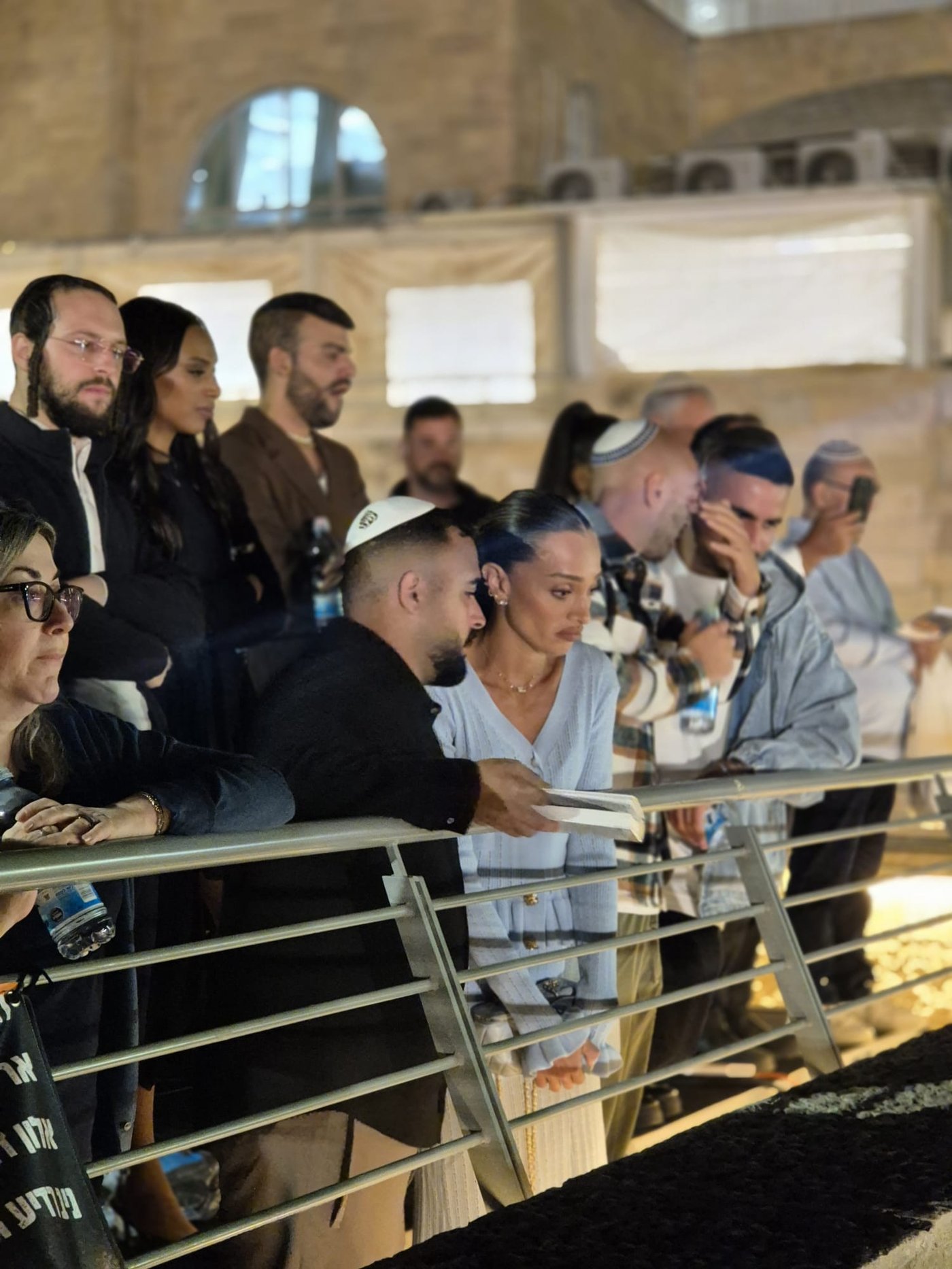 הידוענים שהתארסו ערכו סיור סליחות עם רב הכותל | צפו