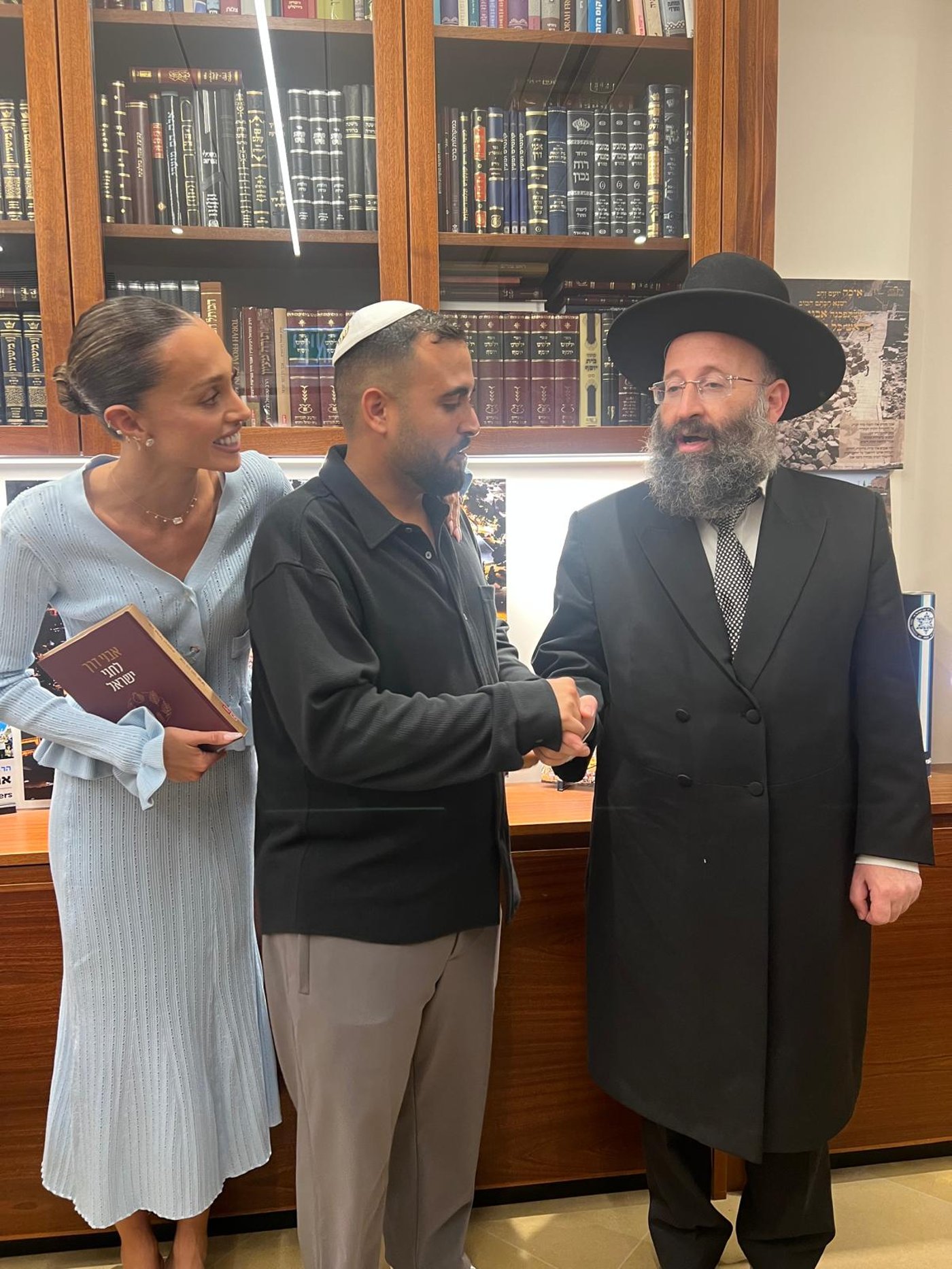 הידוענים שהתארסו ערכו סיור סליחות עם רב הכותל | צפו