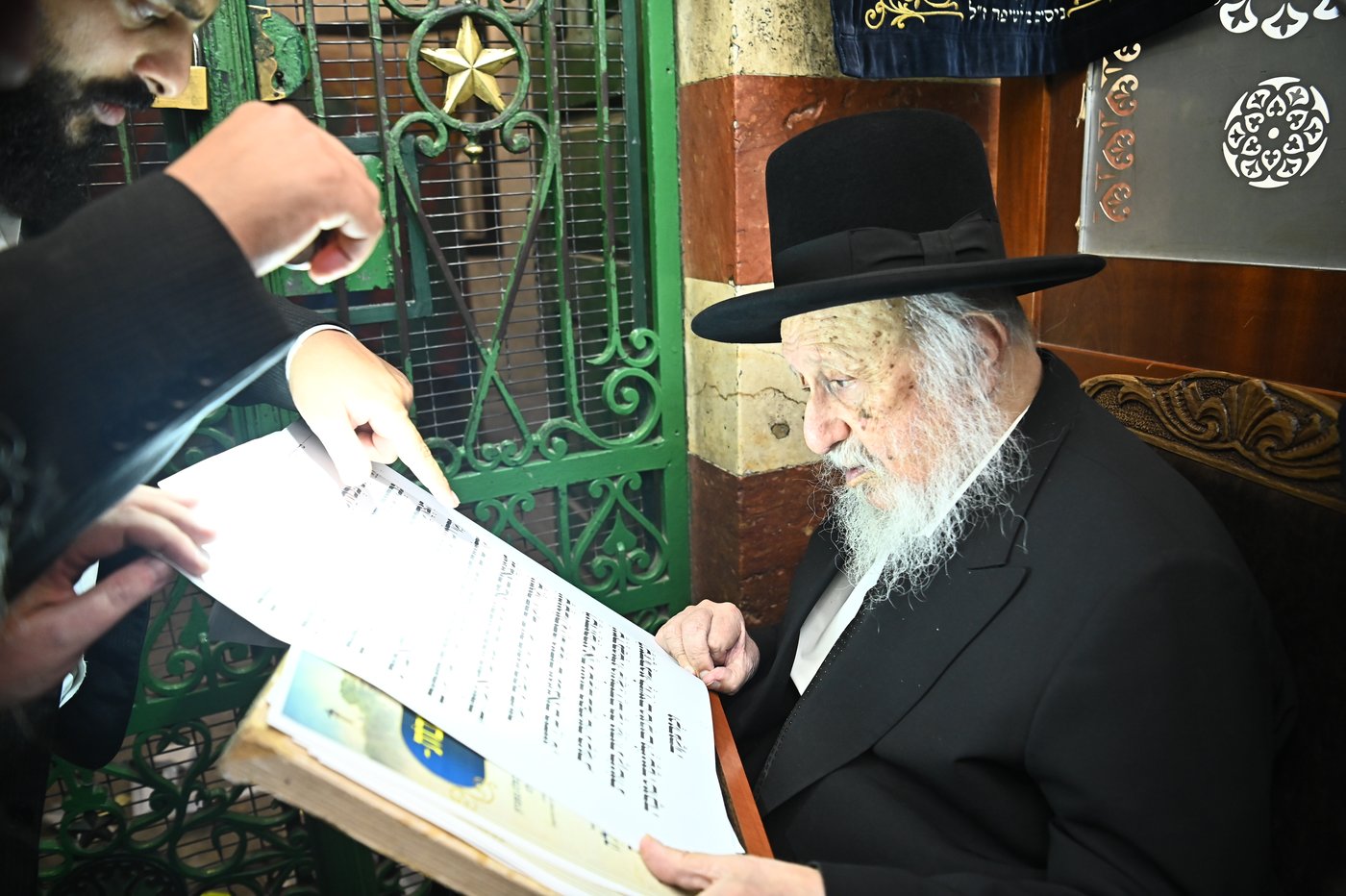 הגרב"ד פוברסקי בתפילה במערת המכפלה בחברון