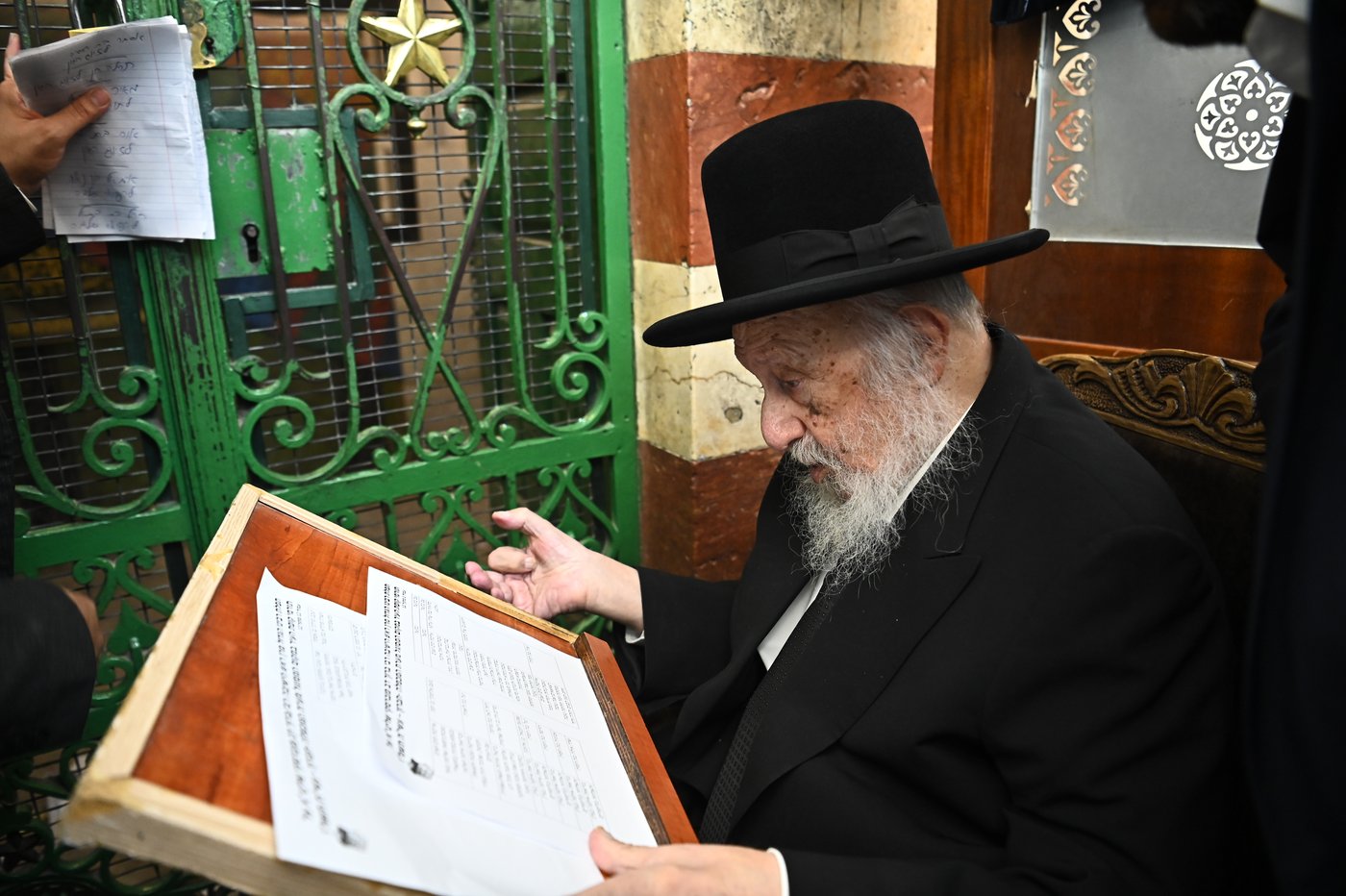 הגרב"ד פוברסקי בתפילה במערת המכפלה בחברון