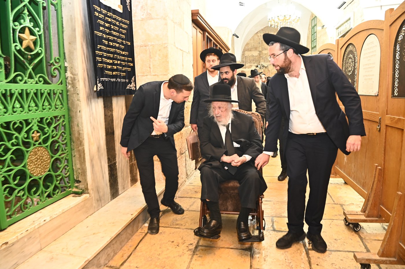 הגרב"ד פוברסקי בתפילה במערת המכפלה בחברון