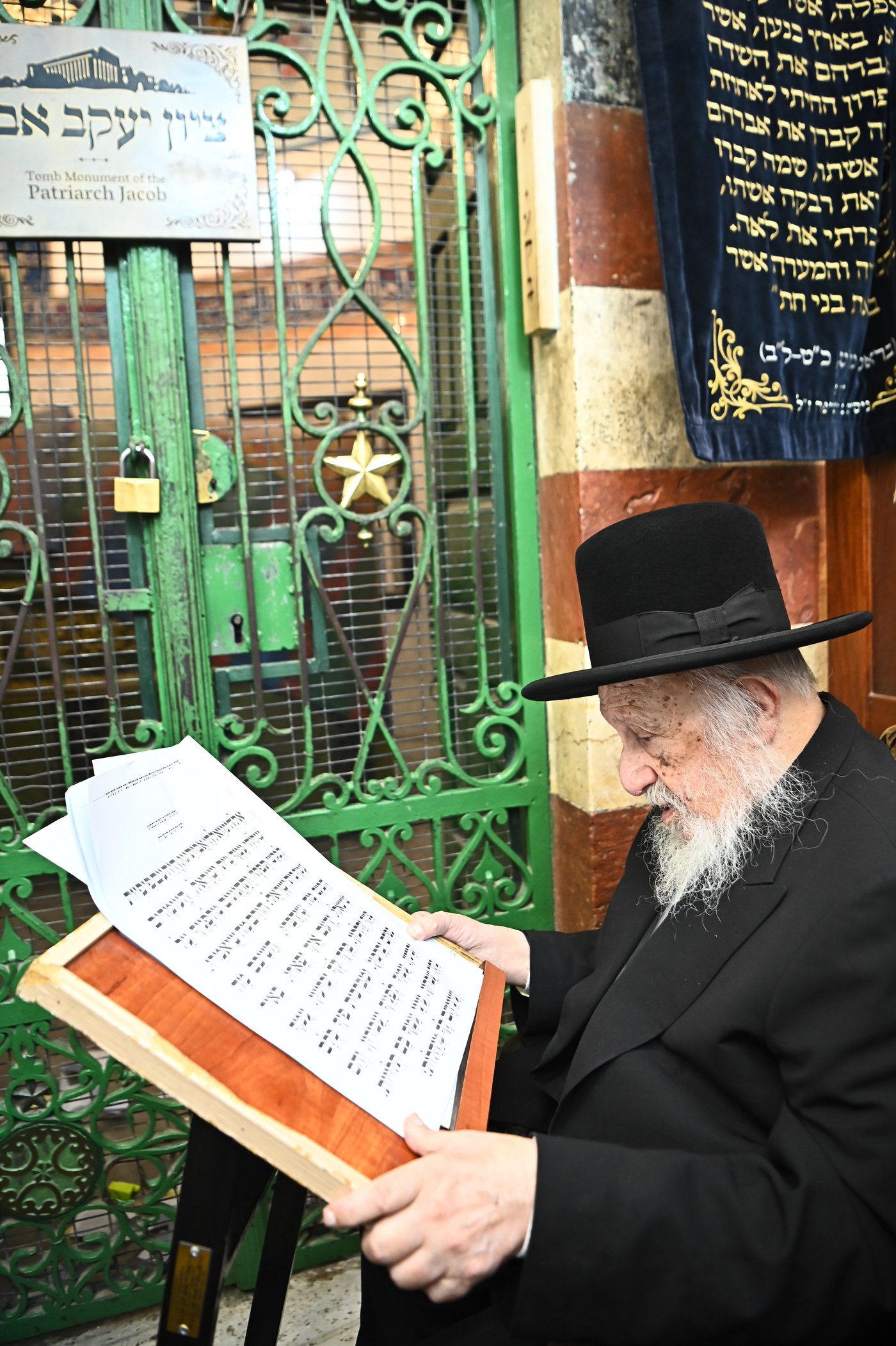 הגרב"ד פוברסקי בתפילה במערת המכפלה בחברון