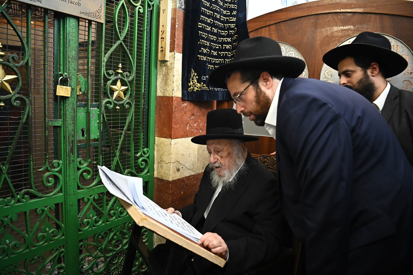 הגרב"ד פוברסקי בתפילה במערת המכפלה בחברון