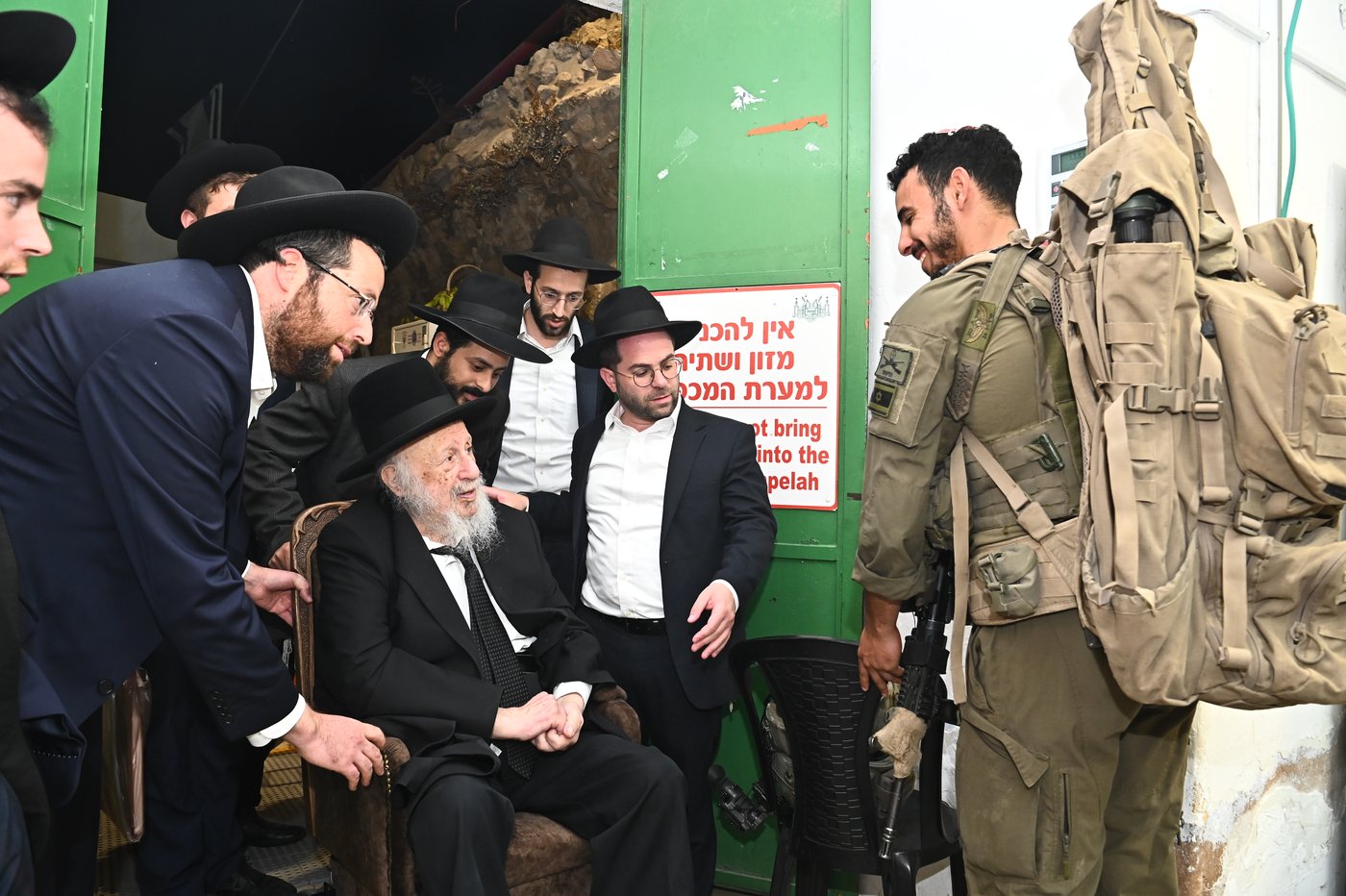 הגרב"ד פוברסקי בתפילה במערת המכפלה בחברון