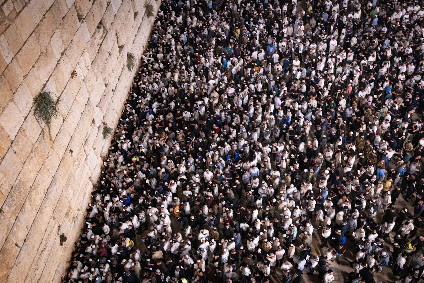 יחד עם שורדי השבי: מעל מאה אלף מתפללים במעמד הסליחות המרכזי של ערב יום כיפור בכותל המערבי
