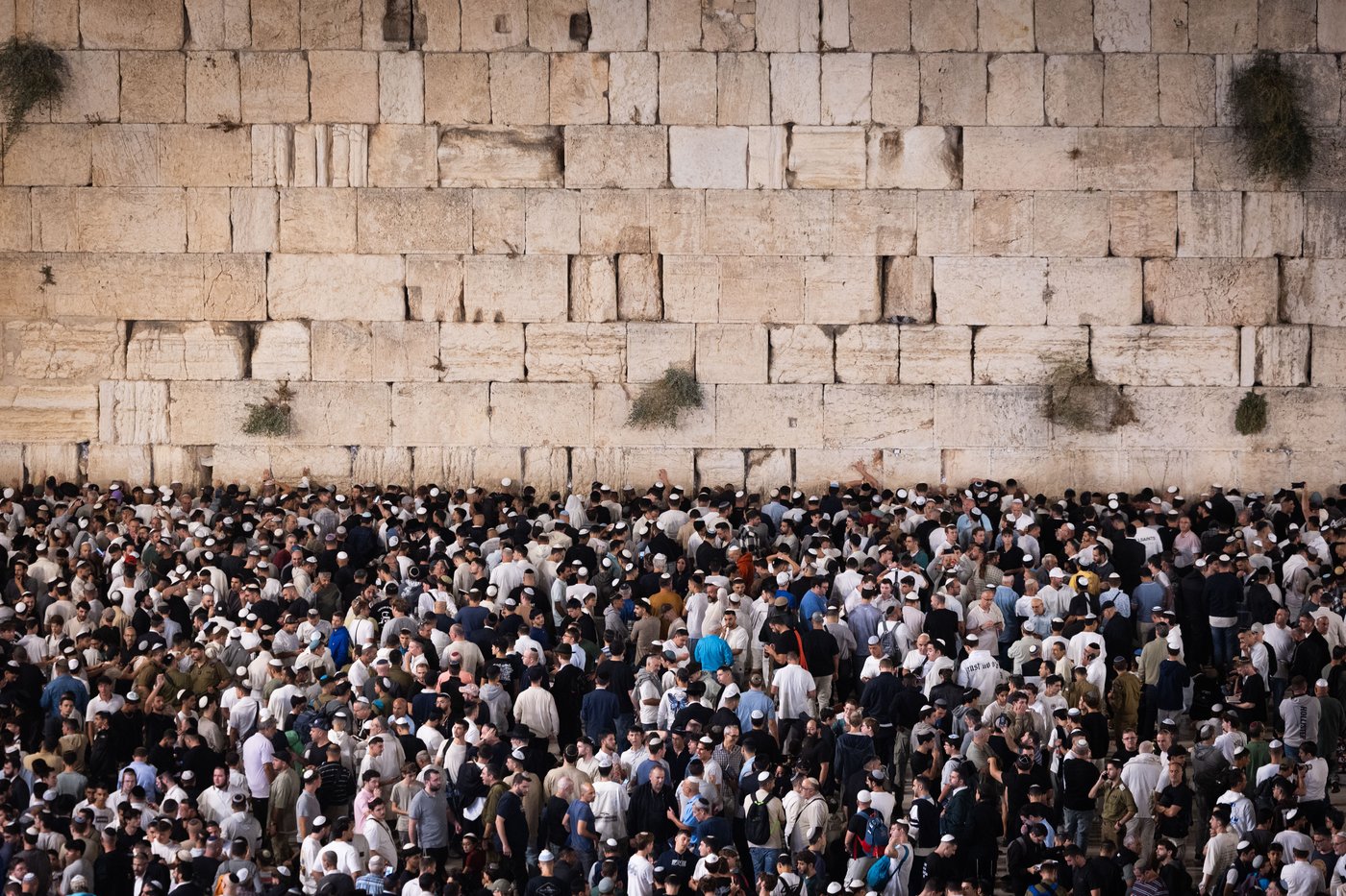 יחד עם שורדי השבי: מעל מאה אלף מתפללים במעמד הסליחות המרכזי של ערב יום כיפור בכותל המערבי