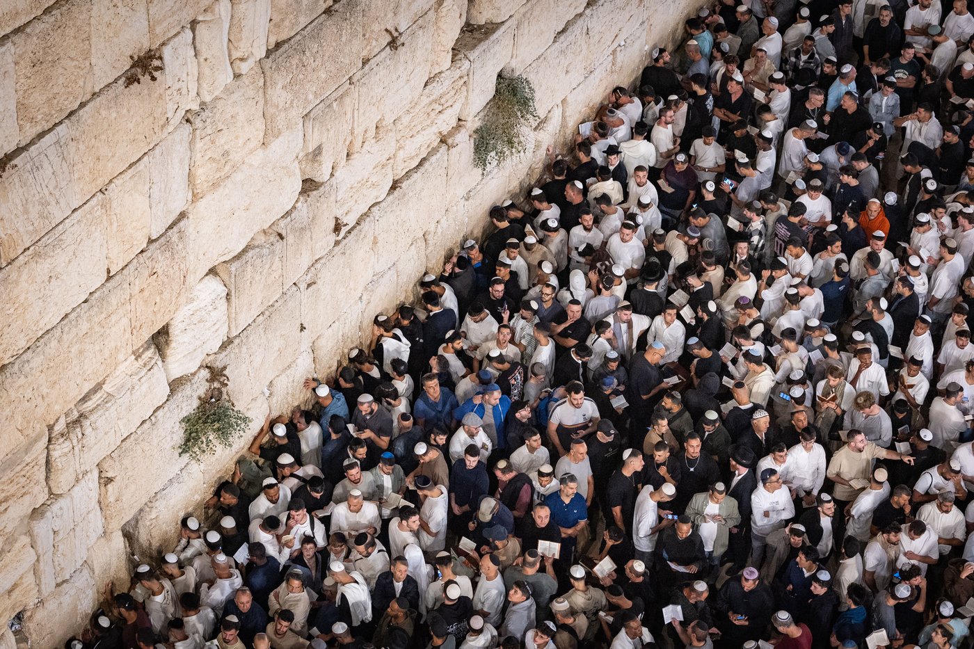יחד עם שורדי השבי: מעל מאה אלף מתפללים במעמד הסליחות המרכזי של ערב יום כיפור בכותל המערבי