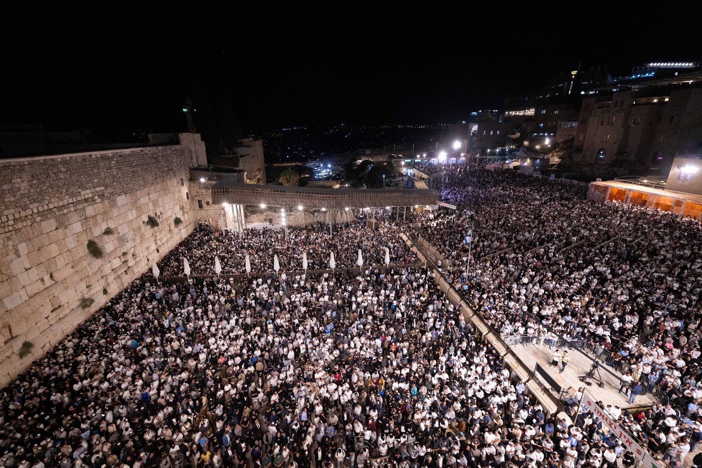 יחד עם שורדי השבי: מעל מאה אלף מתפללים במעמד הסליחות המרכזי של ערב יום כיפור בכותל המערבי