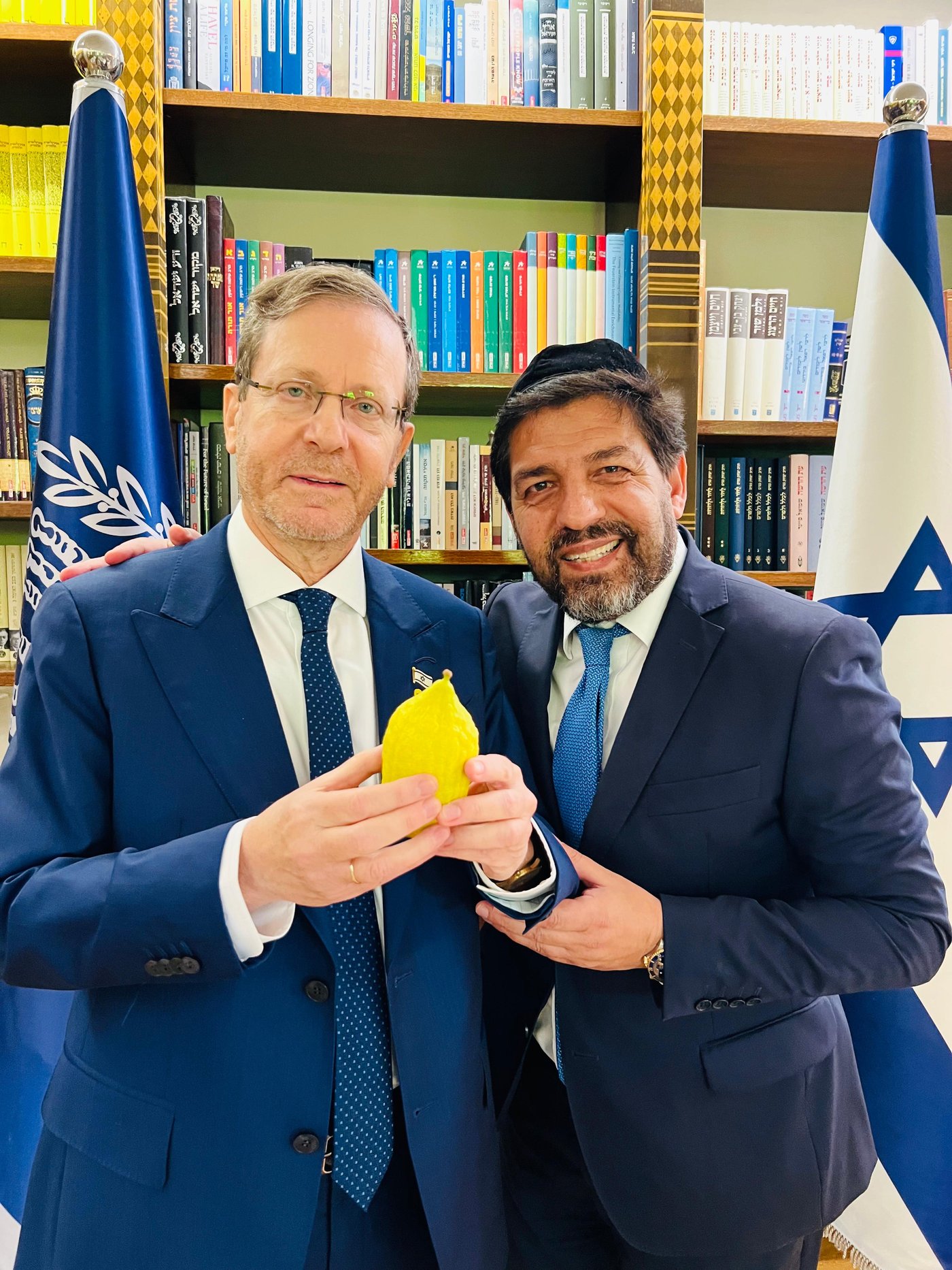 רב הסלבס העניק לנשיא המדינה סט ארבעת המינים | תיעוד