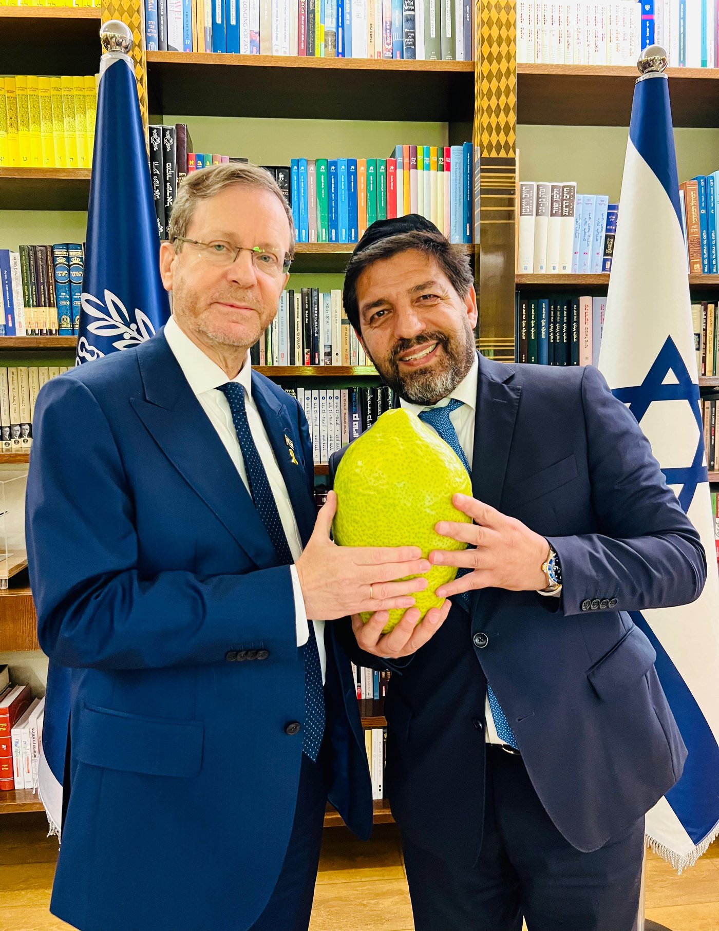 רב הסלבס העניק לנשיא המדינה סט ארבעת המינים | תיעוד