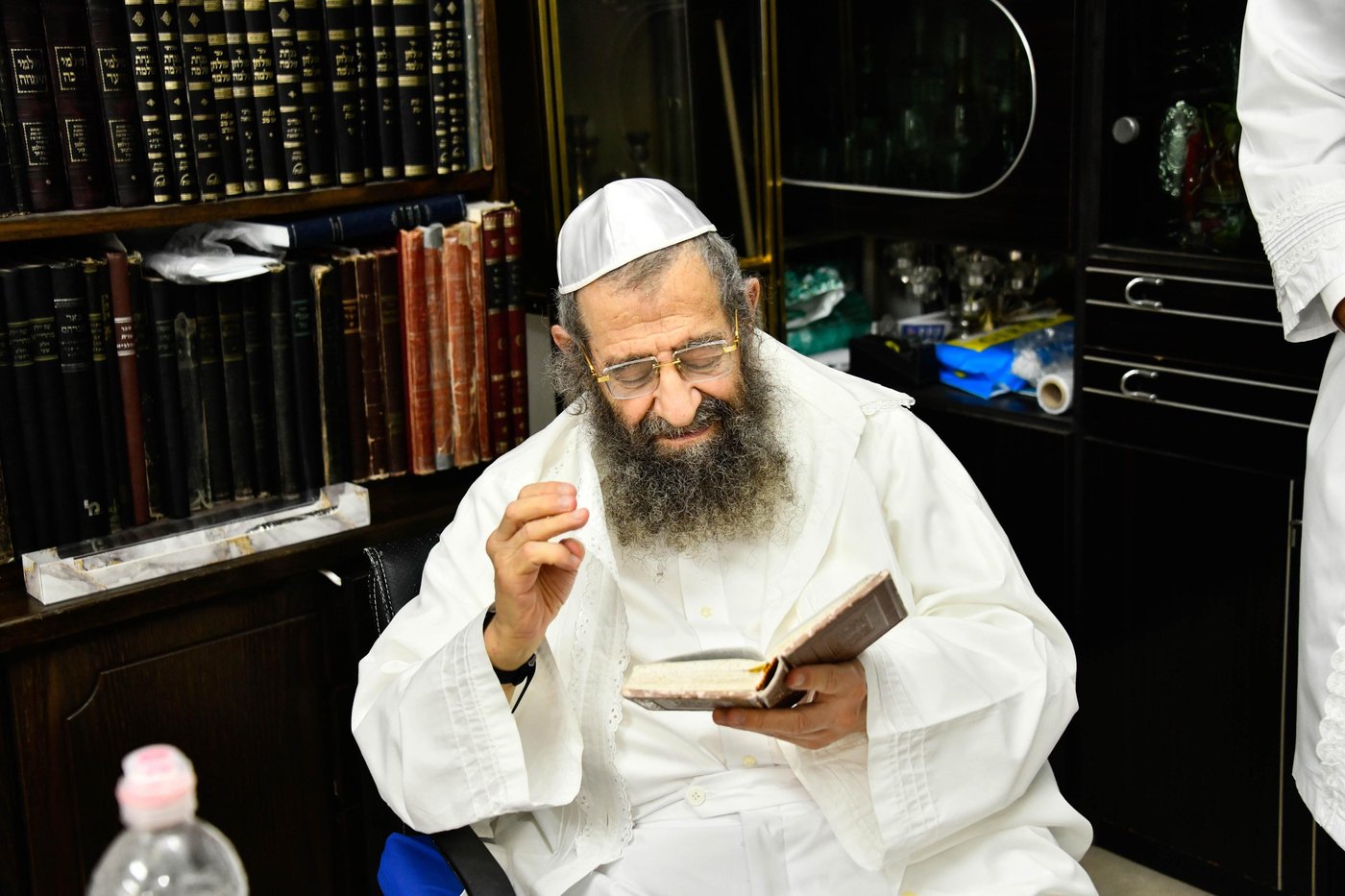 הגאון רבי מסעוד בן שמעון בתפילה זכה בערב כיפור בביתו