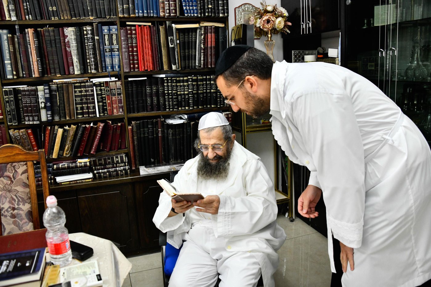 הגאון רבי מסעוד בן שמעון בתפילה זכה בערב כיפור בביתו