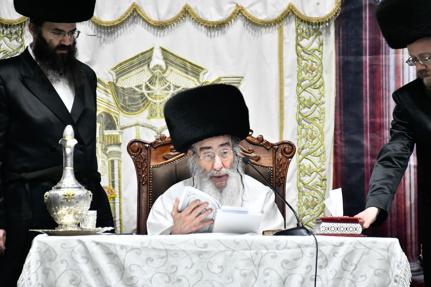 מוצאי יום כיפור בחצה"ק אלכסנדר