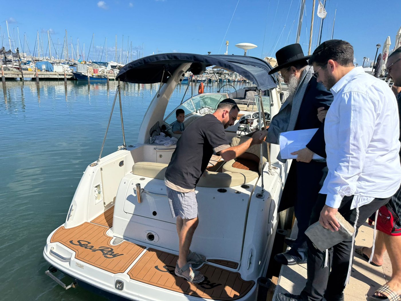 הגאון רבי יצחק ברדא בערב כיפור בלב הים באשקלון