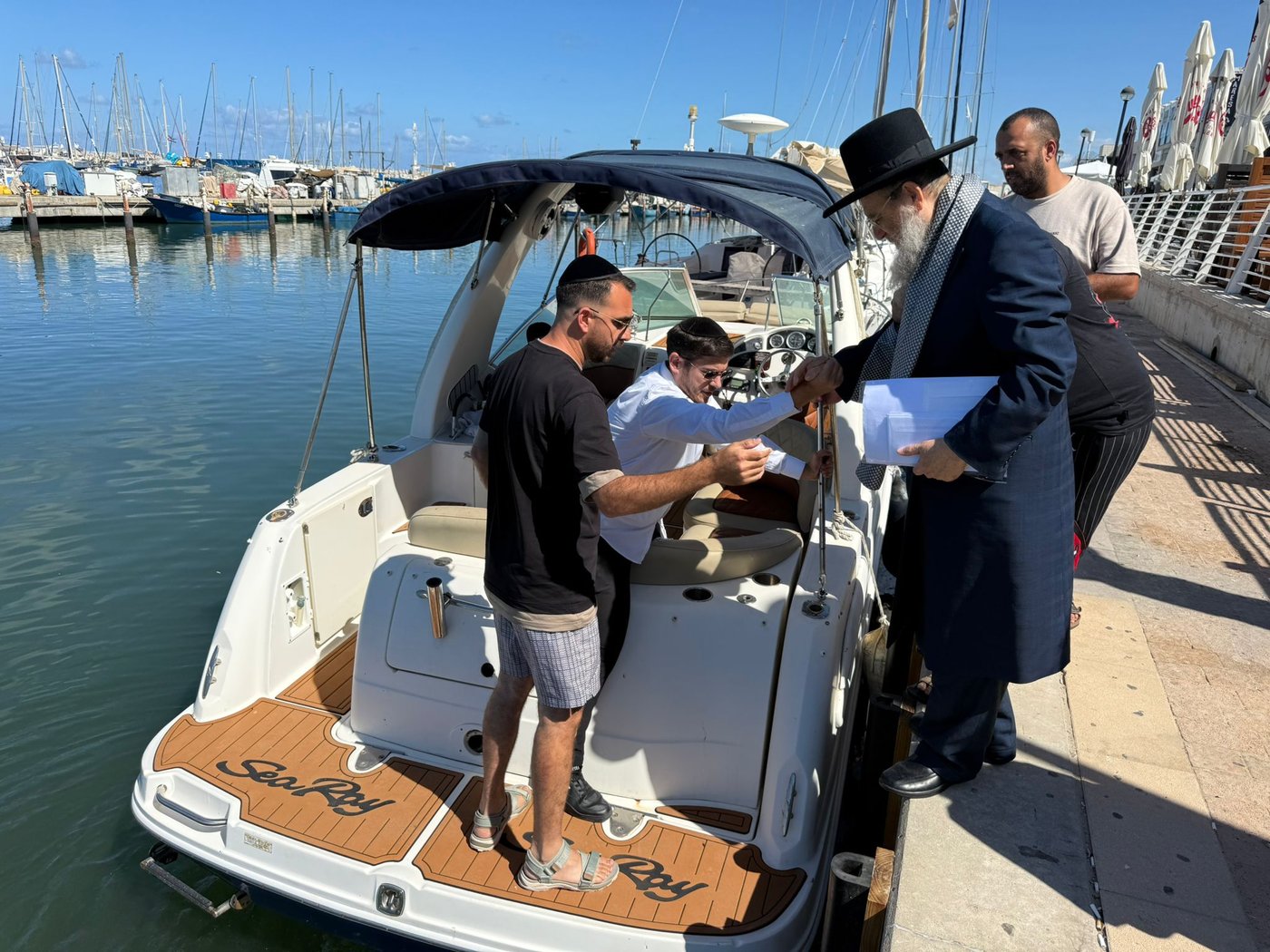 הגאון רבי יצחק ברדא בערב כיפור בלב הים באשקלון