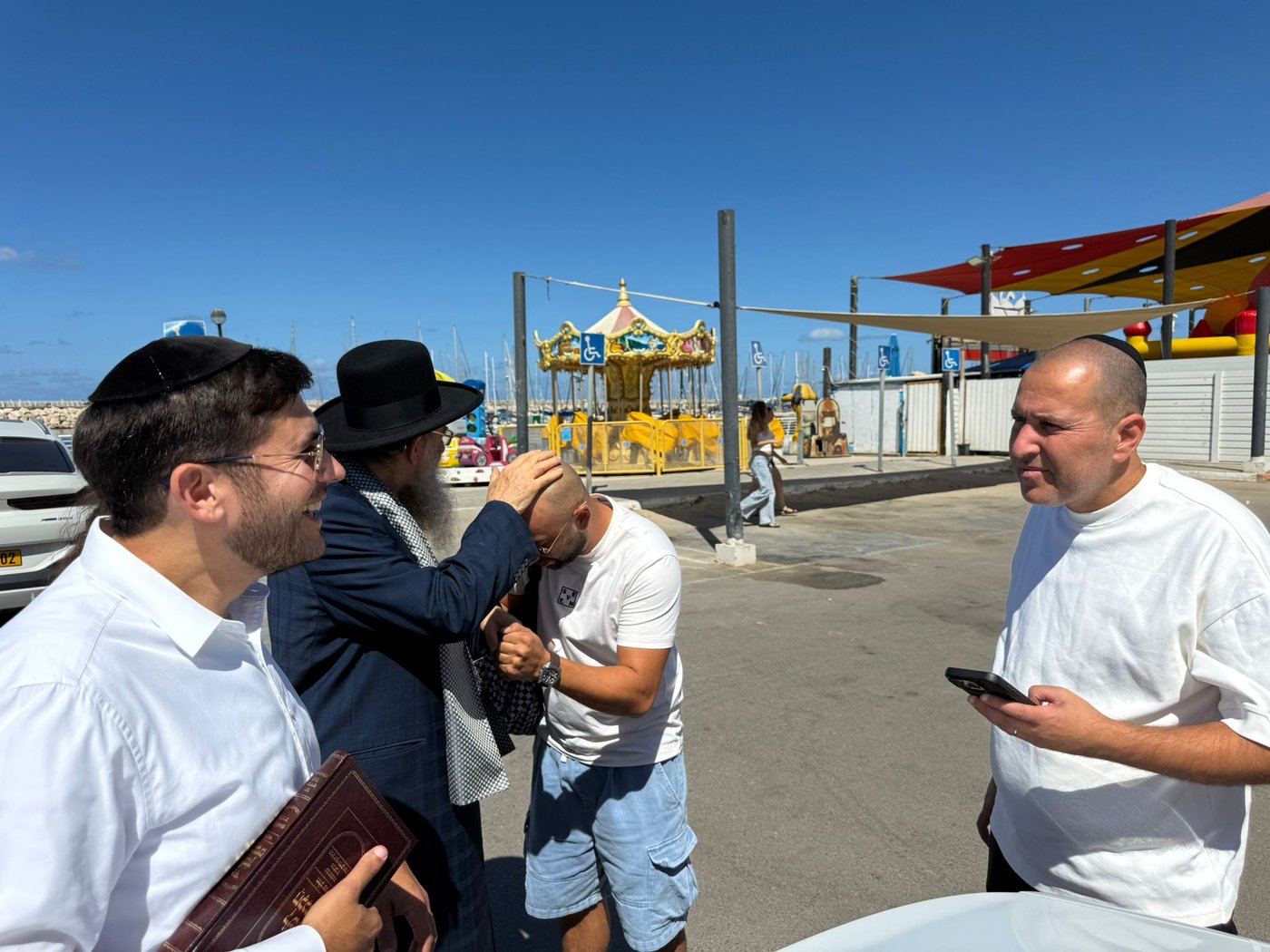 הגאון רבי יצחק ברדא בערב כיפור בלב הים באשקלון