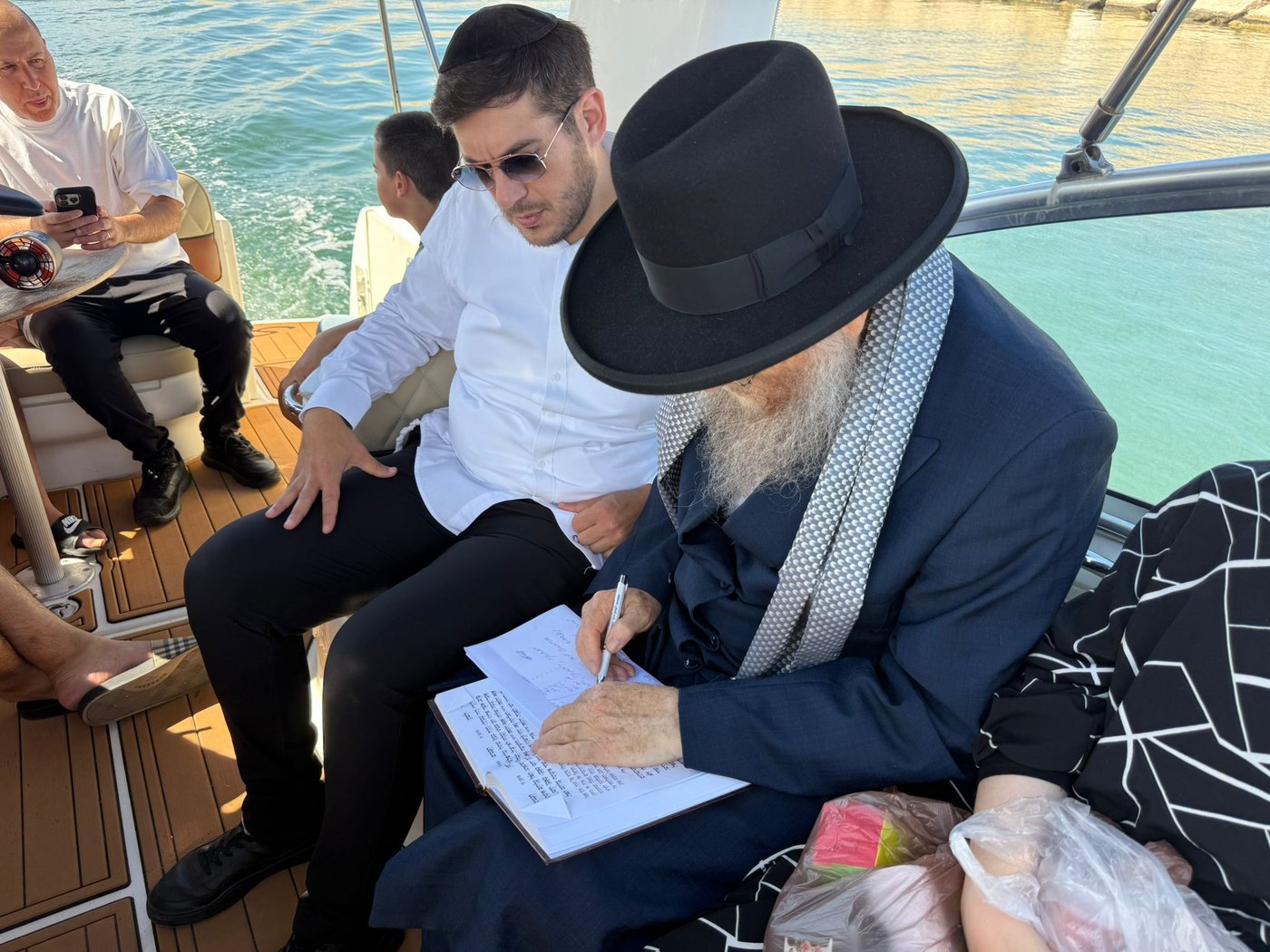 הגאון רבי יצחק ברדא בערב כיפור בלב הים באשקלון