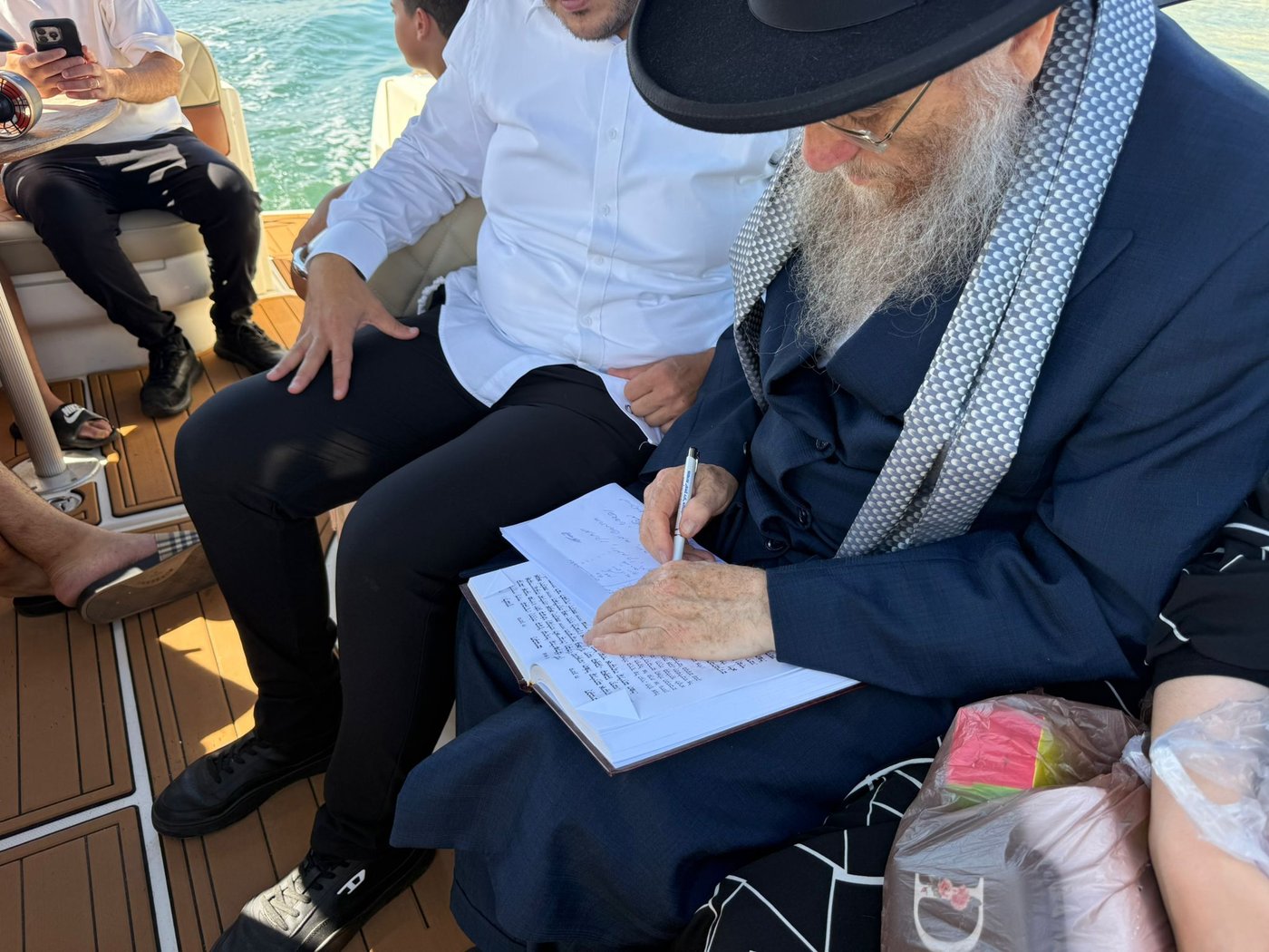 הגאון רבי יצחק ברדא בערב כיפור בלב הים באשקלון