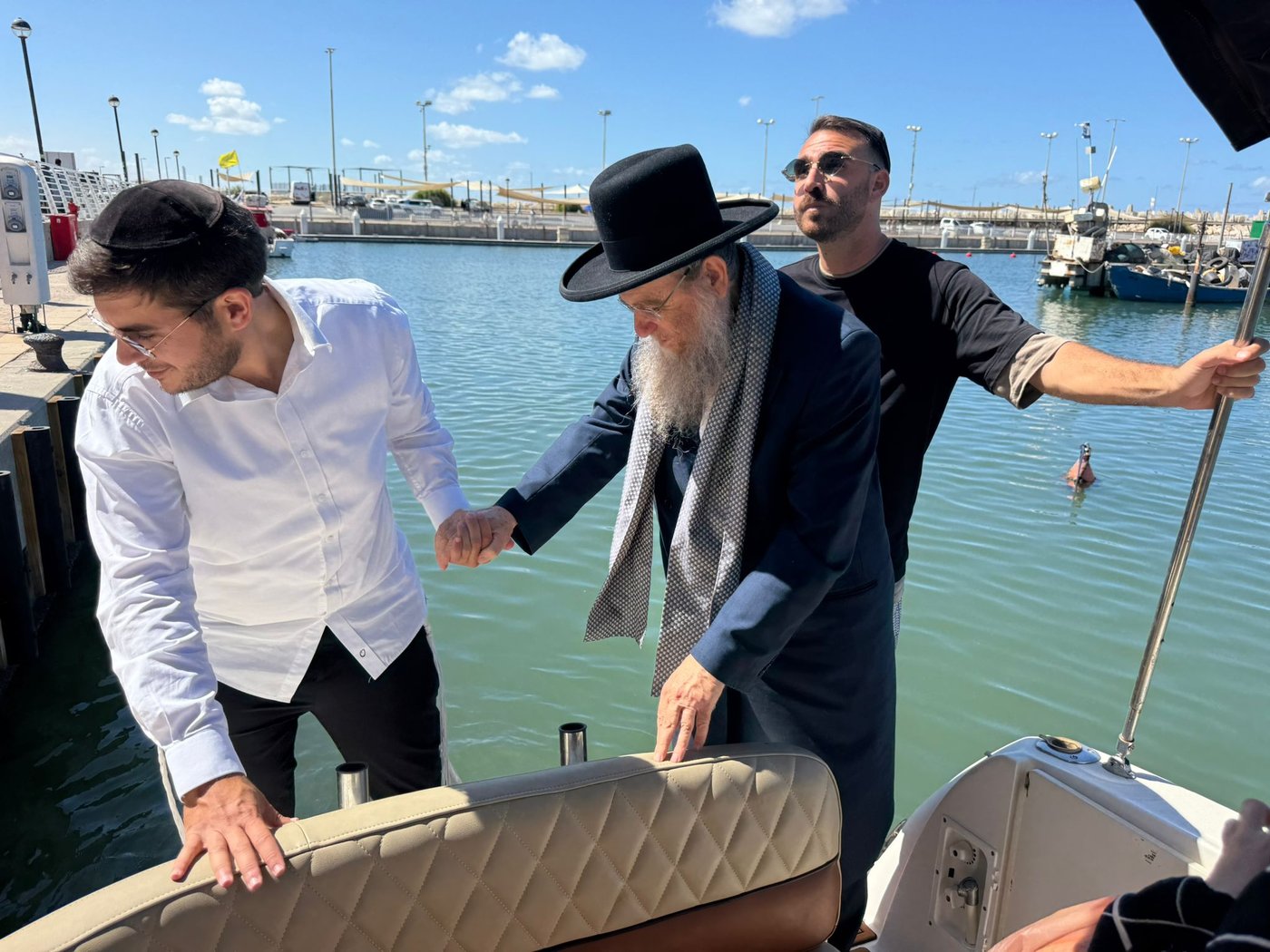 הגאון רבי יצחק ברדא בערב כיפור בלב הים באשקלון