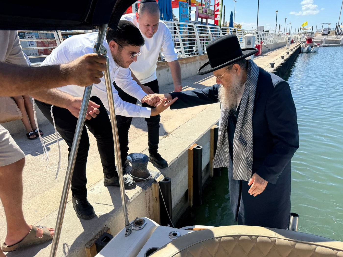 הגאון רבי יצחק ברדא בערב כיפור בלב הים באשקלון