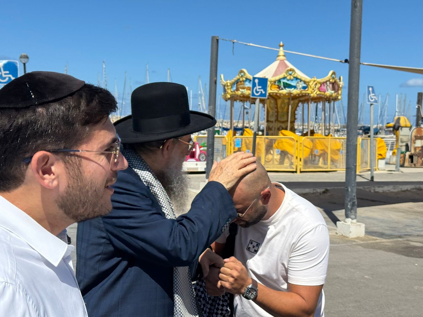 הגאון רבי יצחק ברדא בערב כיפור בלב הים באשקלון