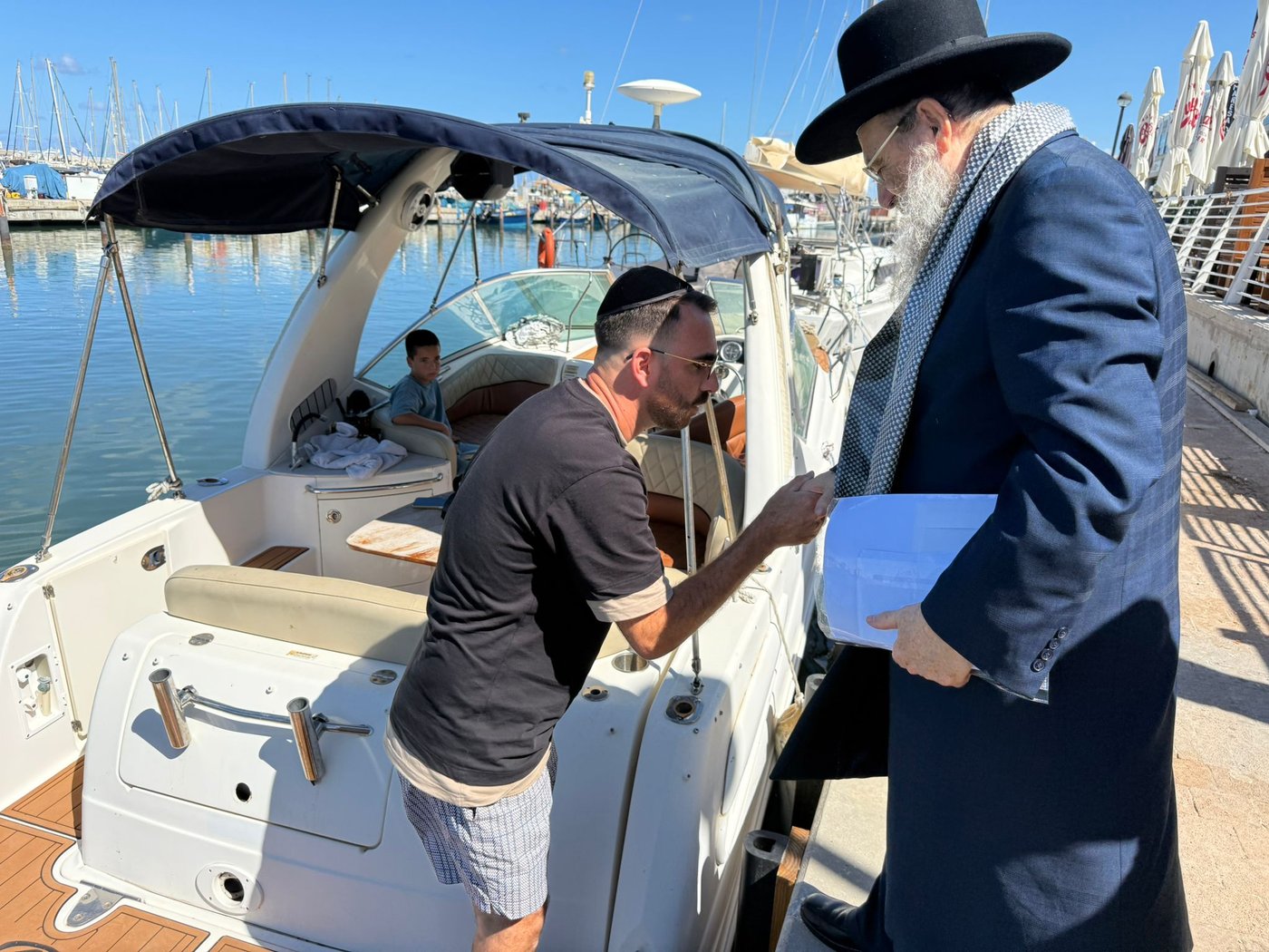 הגאון רבי יצחק ברדא בערב כיפור בלב הים באשקלון
