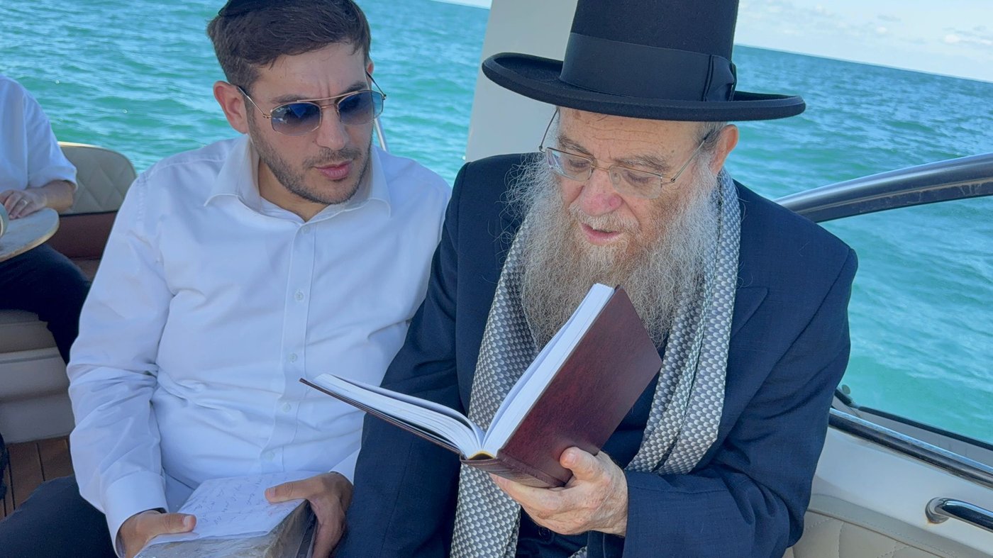הגאון רבי יצחק ברדא בערב כיפור בלב הים באשקלון