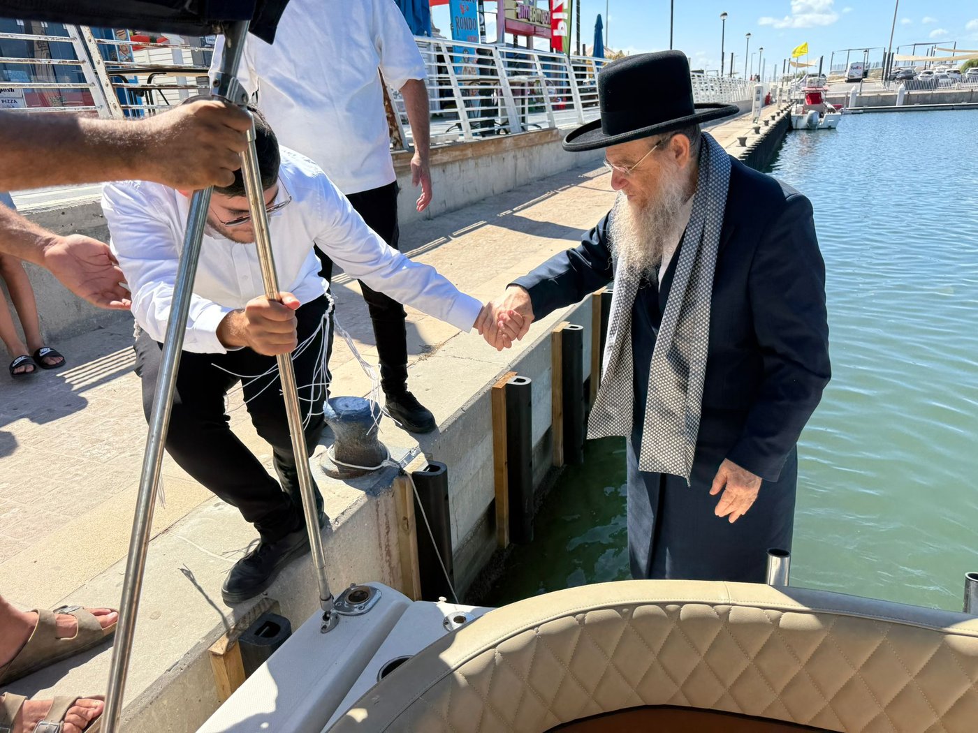 הגאון רבי יצחק ברדא בערב כיפור בלב הים באשקלון