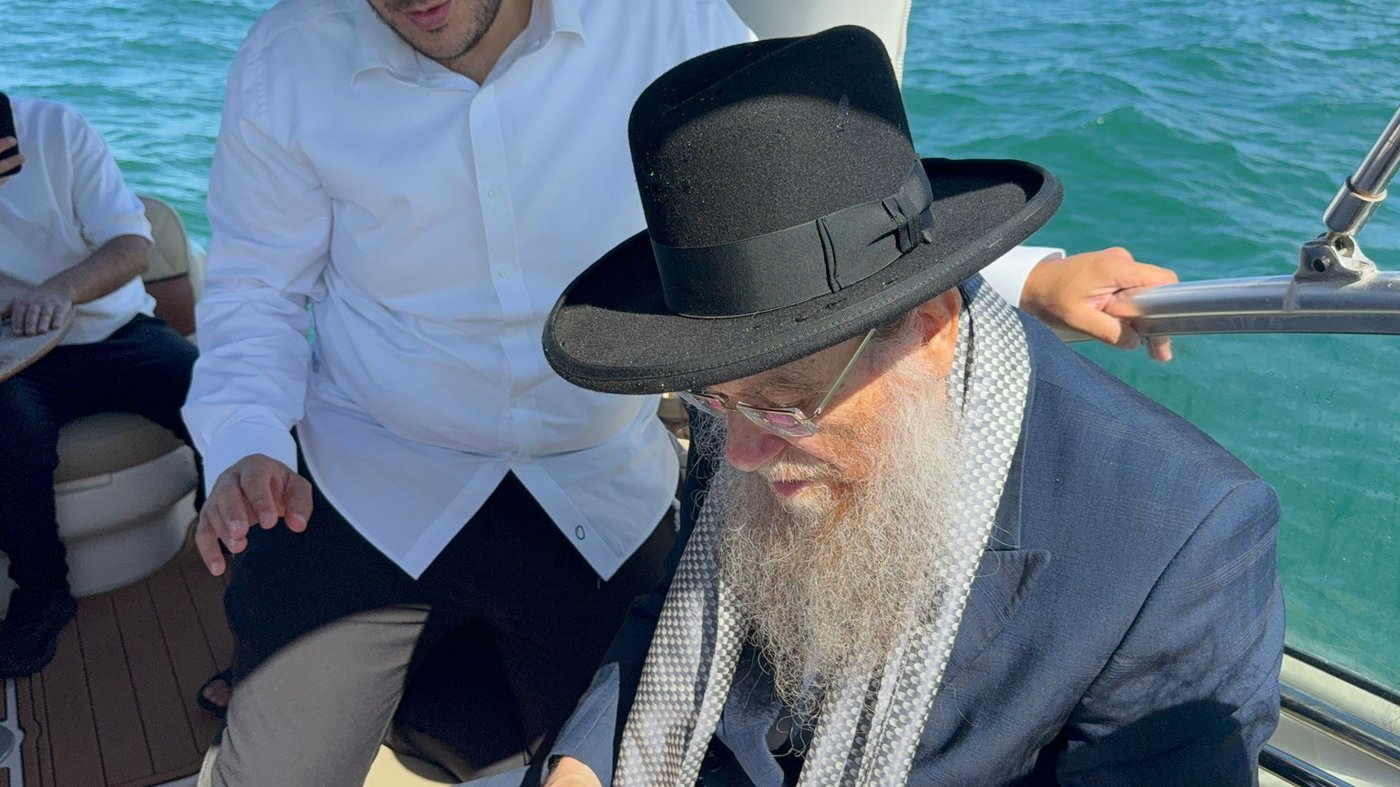 הגאון רבי יצחק ברדא בערב כיפור בלב הים באשקלון