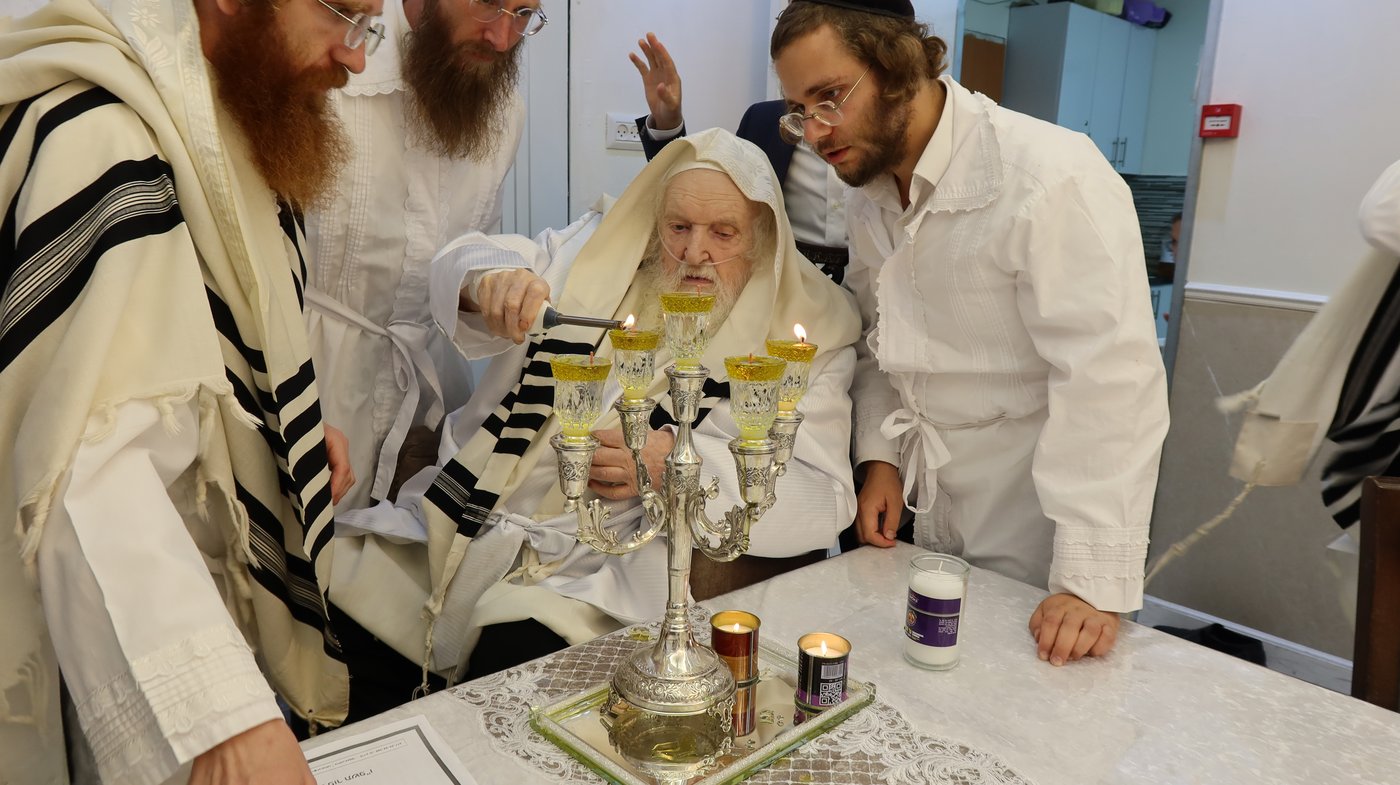 הגר"מ שטרנבוך בהדלקת הנרות ערב יום כיפור