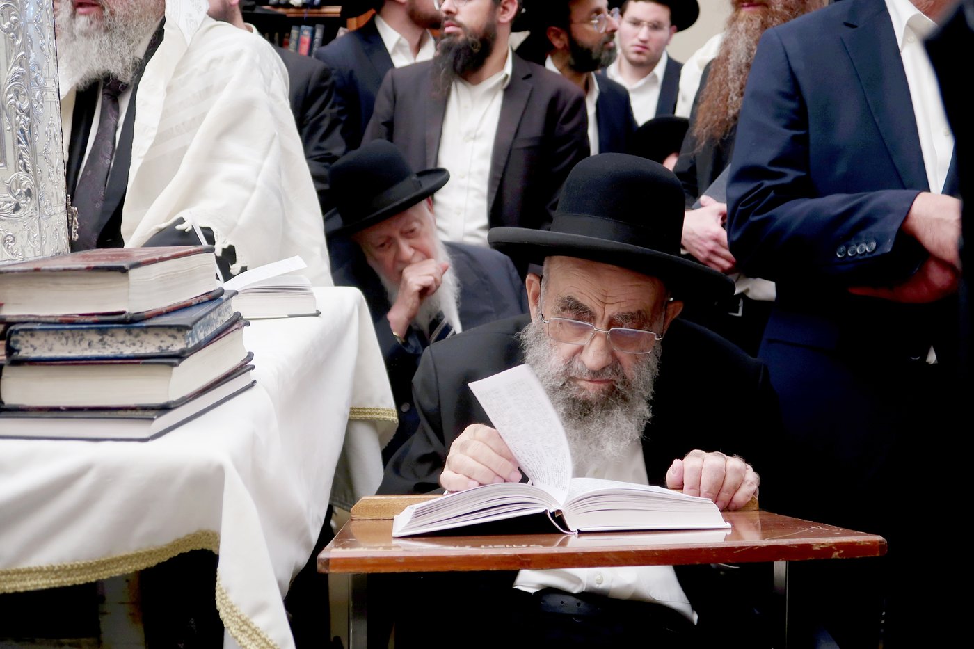 הגאון רבי משה צדקה בתפילה ע"י הכותל המערבי