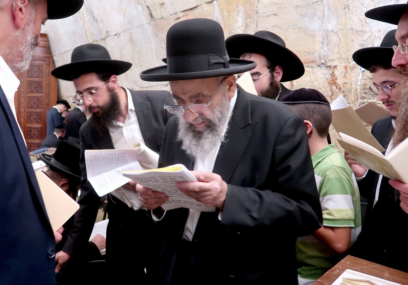 הגאון רבי משה צדקה בתפילה ע"י הכותל המערבי