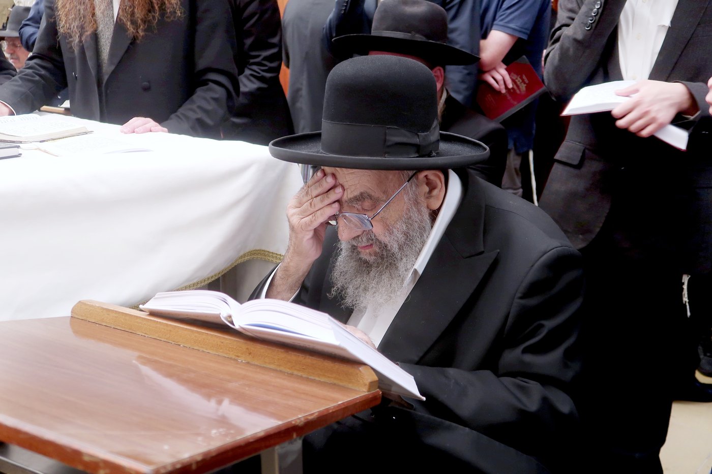הגאון רבי משה צדקה בתפילה ע"י הכותל המערבי