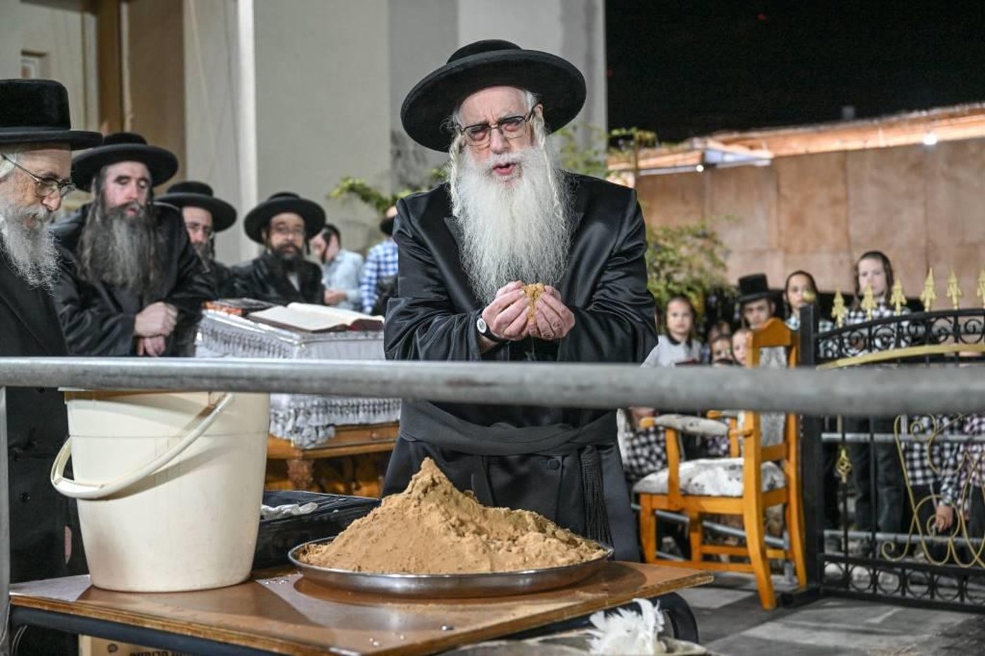 האדמו"ר מצאנז בכיסוי הדם בעפר
