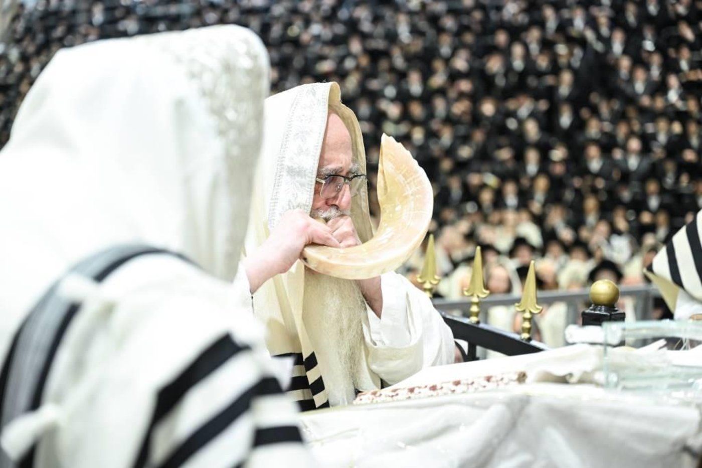 האדמו"ר מצאנז בתקיעת שופר לאחר תפילת נעילה
