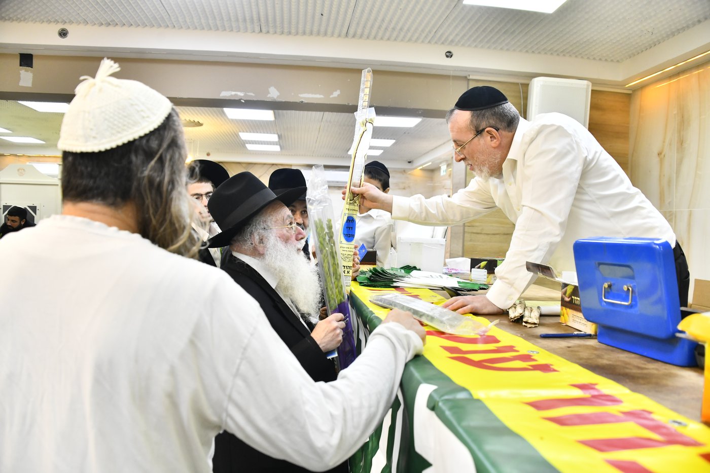 מראות ערב חג הסוכות בבני ברק