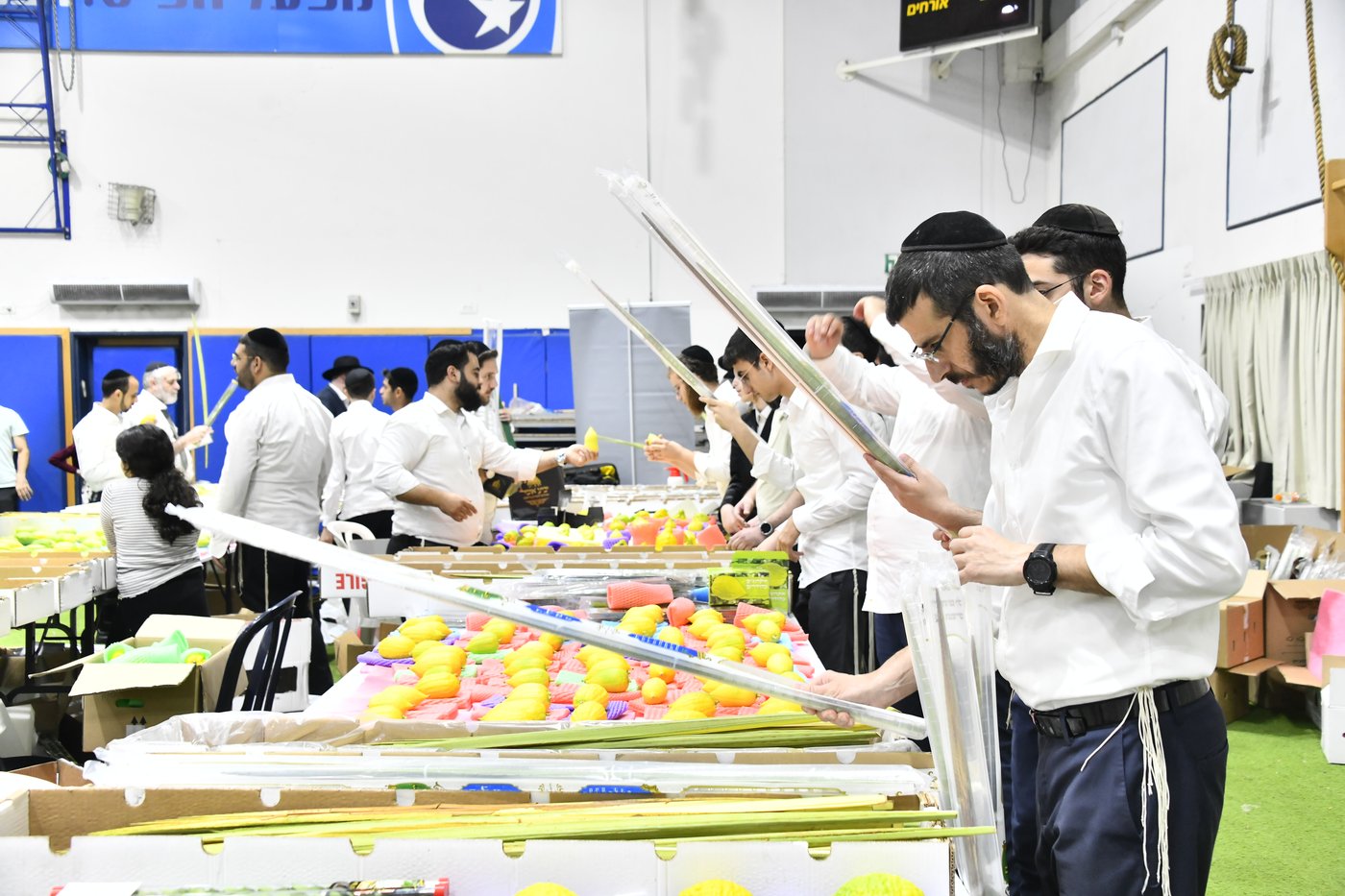 מראות ערב חג הסוכות בבני ברק