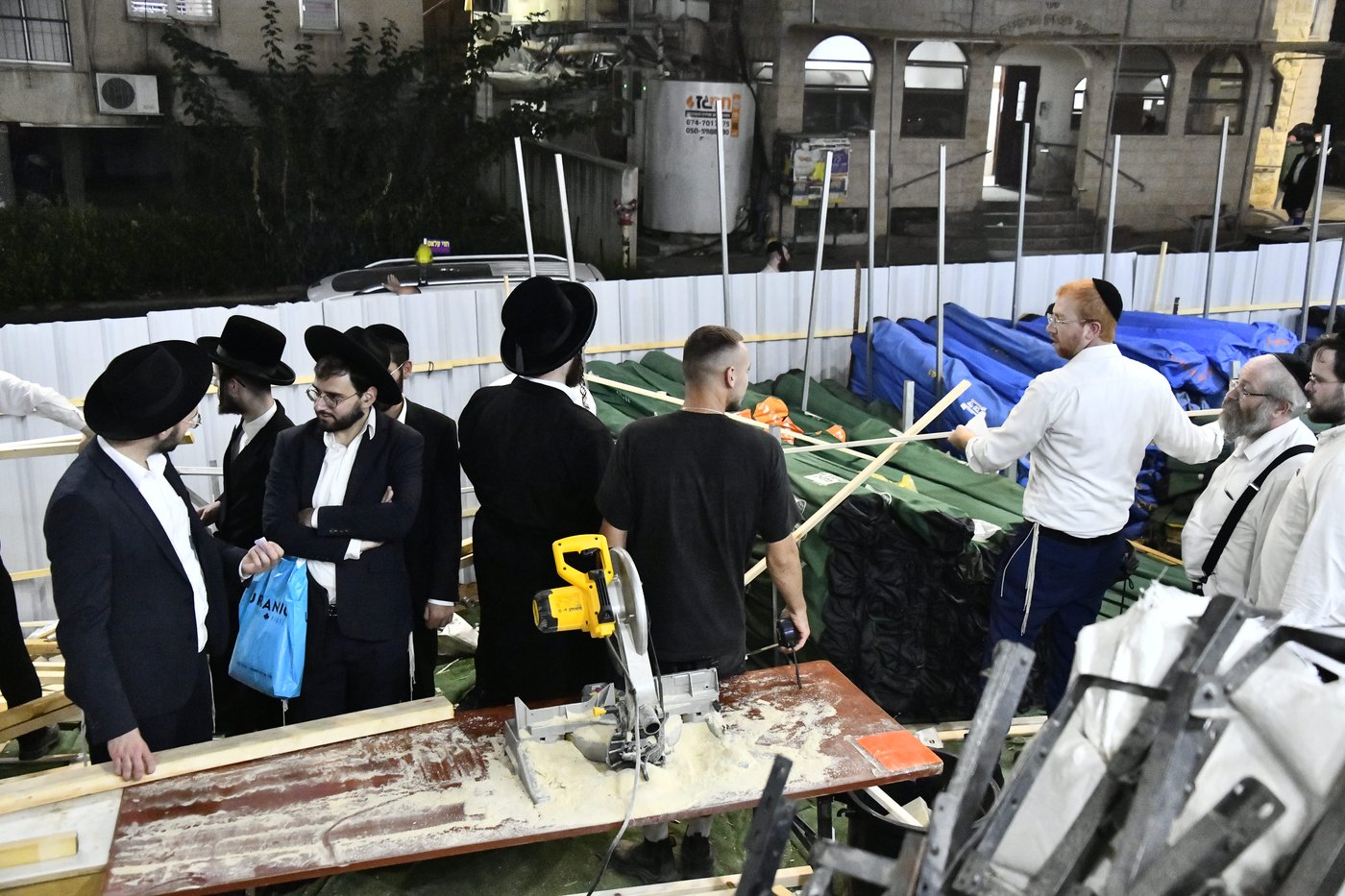מראות ערב חג הסוכות בבני ברק